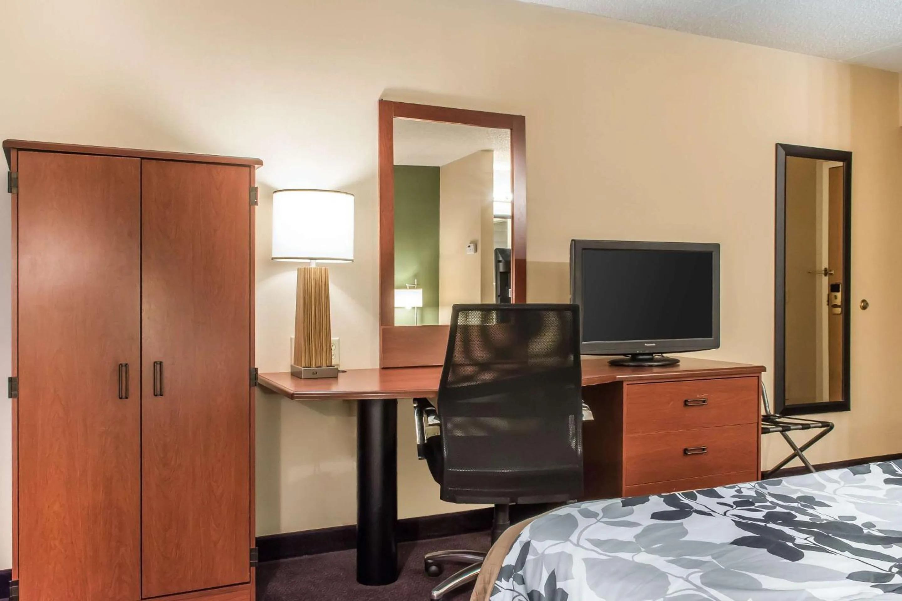 Bedroom, Bed in Sleep Inn & Suites of Lancaster County