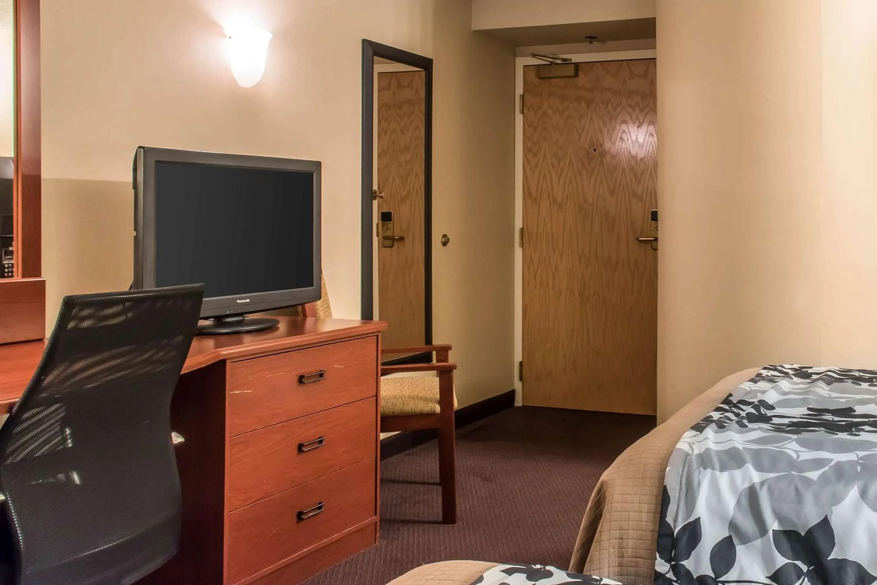 Bedroom, Bed in Sleep Inn & Suites of Lancaster County