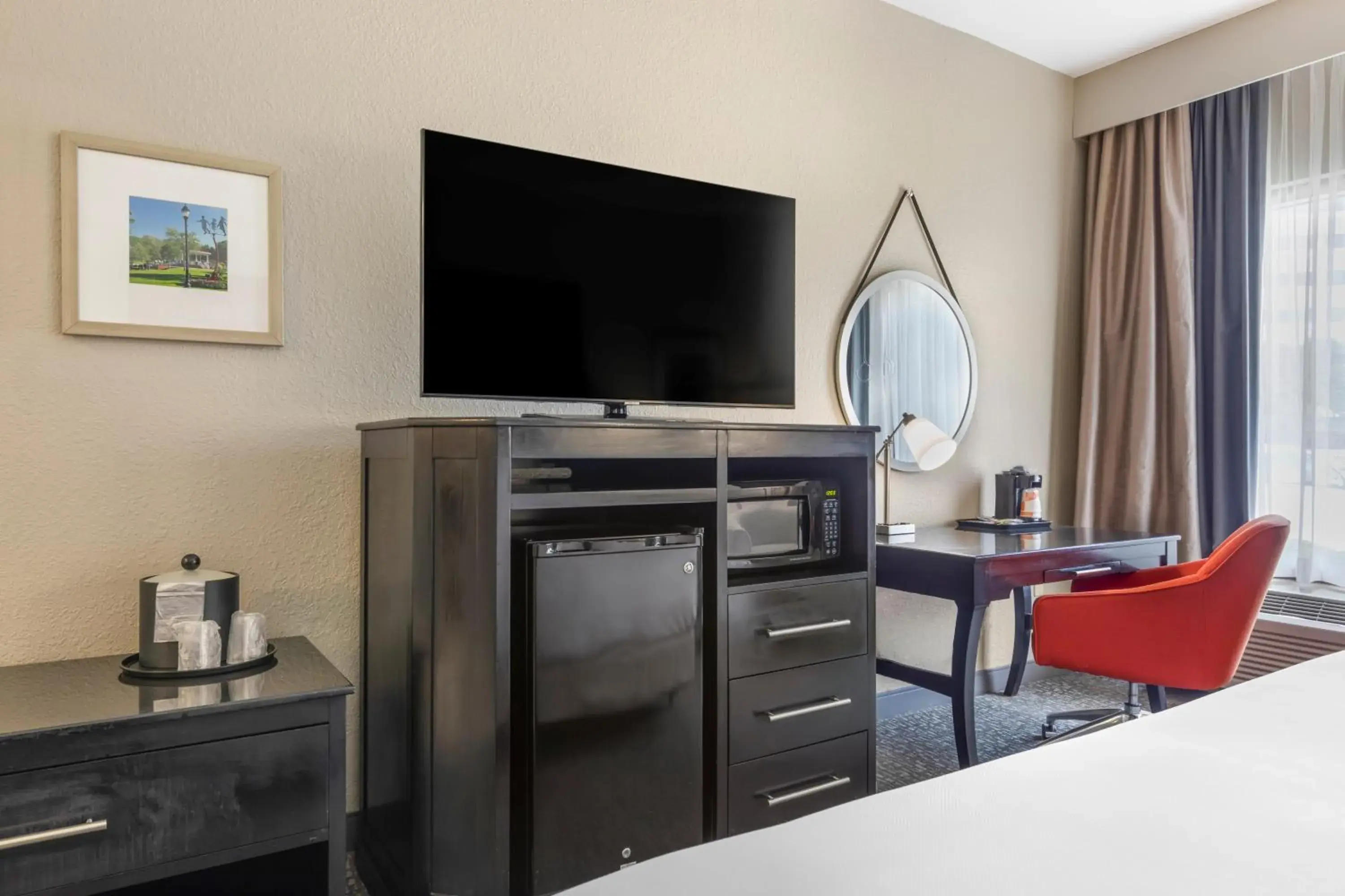 TV and multimedia, Bed in Comfort Inn Plano-Dallas TV and multimedia, Bed in Comfort Inn Plano-Dallas
