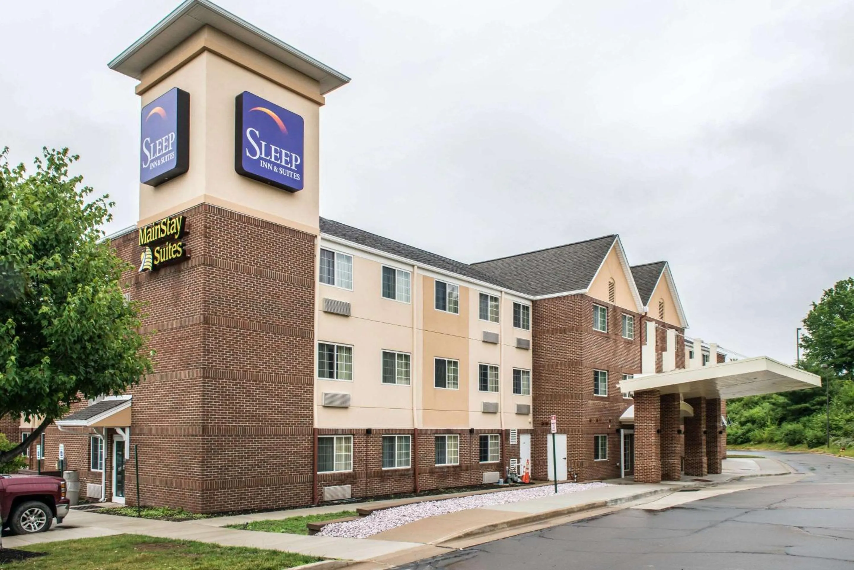Property building in Sleep Inn & Suites Pittsburgh Airport