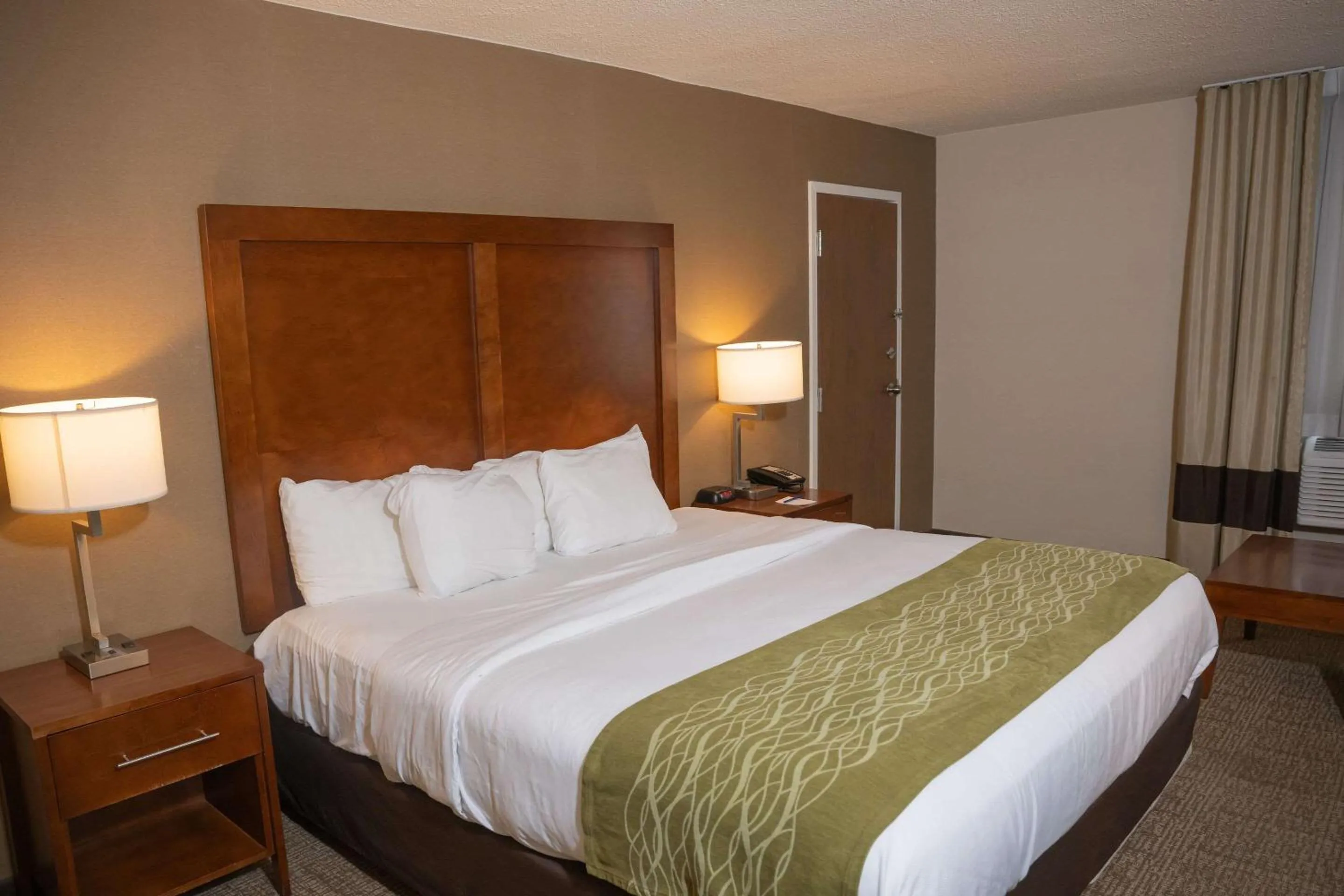Bedroom, Bed in Comfort Inn & Suites Erie - Splash Lagoon Indoor Waterpark