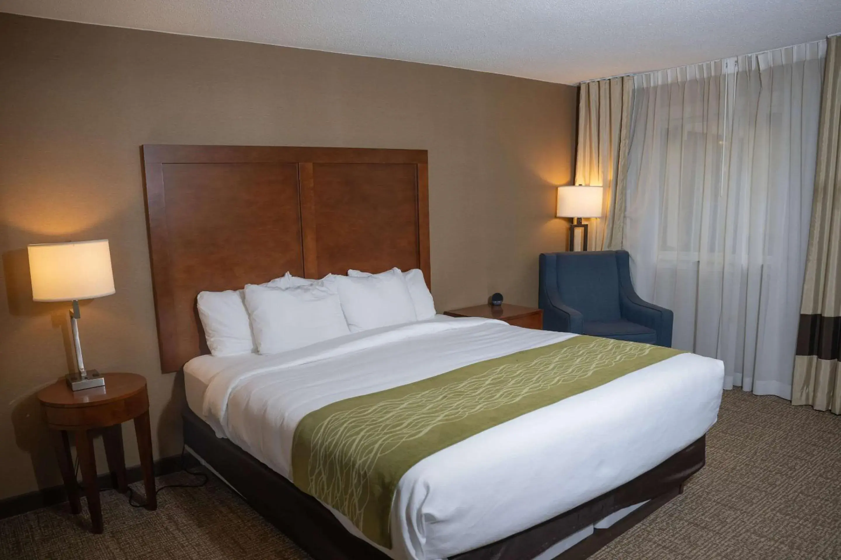 Bedroom, Bed in Comfort Inn & Suites Erie - Splash Lagoon Indoor Waterpark Bedroom, Bed in Comfort Inn & Suites Erie - Splash Lagoon Indoor Waterpark
