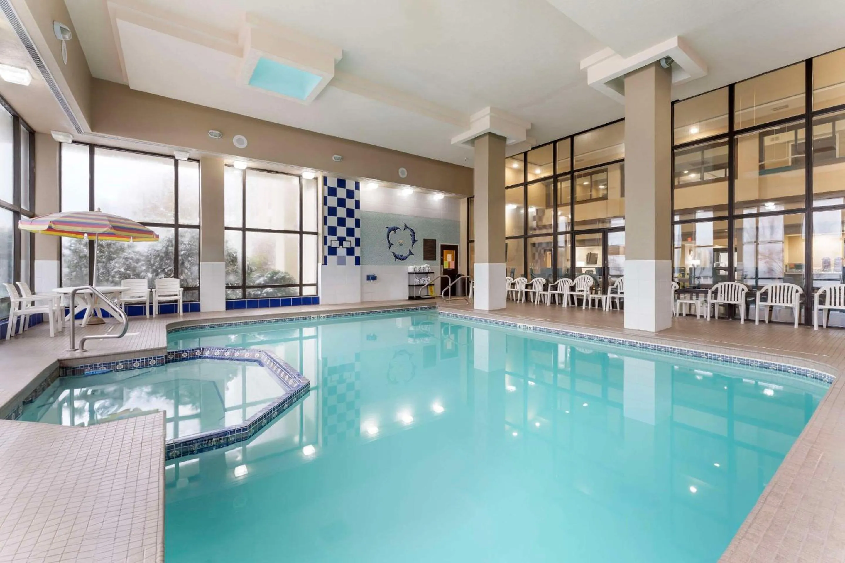 Swimming pool in Comfort Inn & Suites