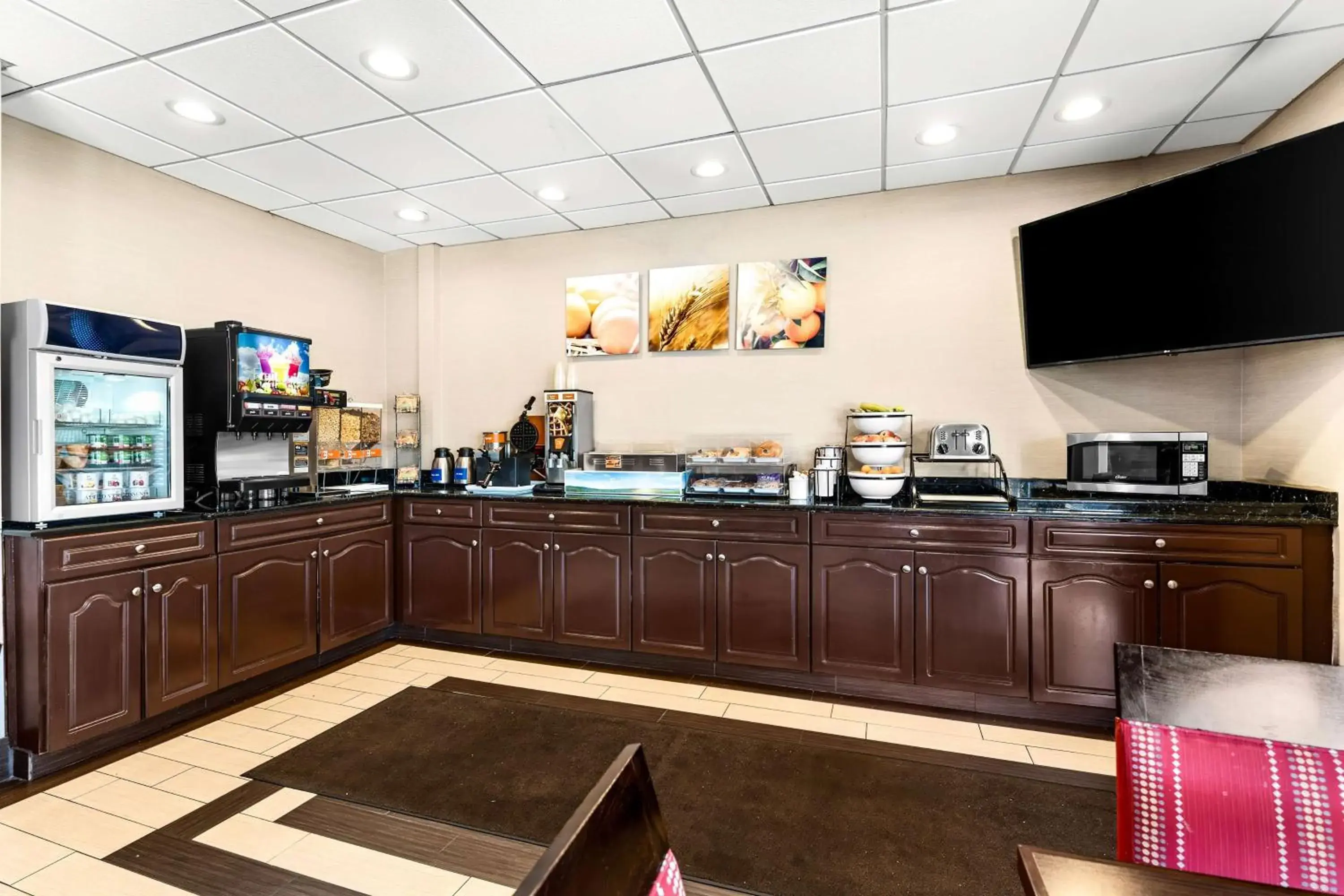 Breakfast in SureStay Plus by Best Western Reading North Breakfast in SureStay Plus by Best Western Reading North