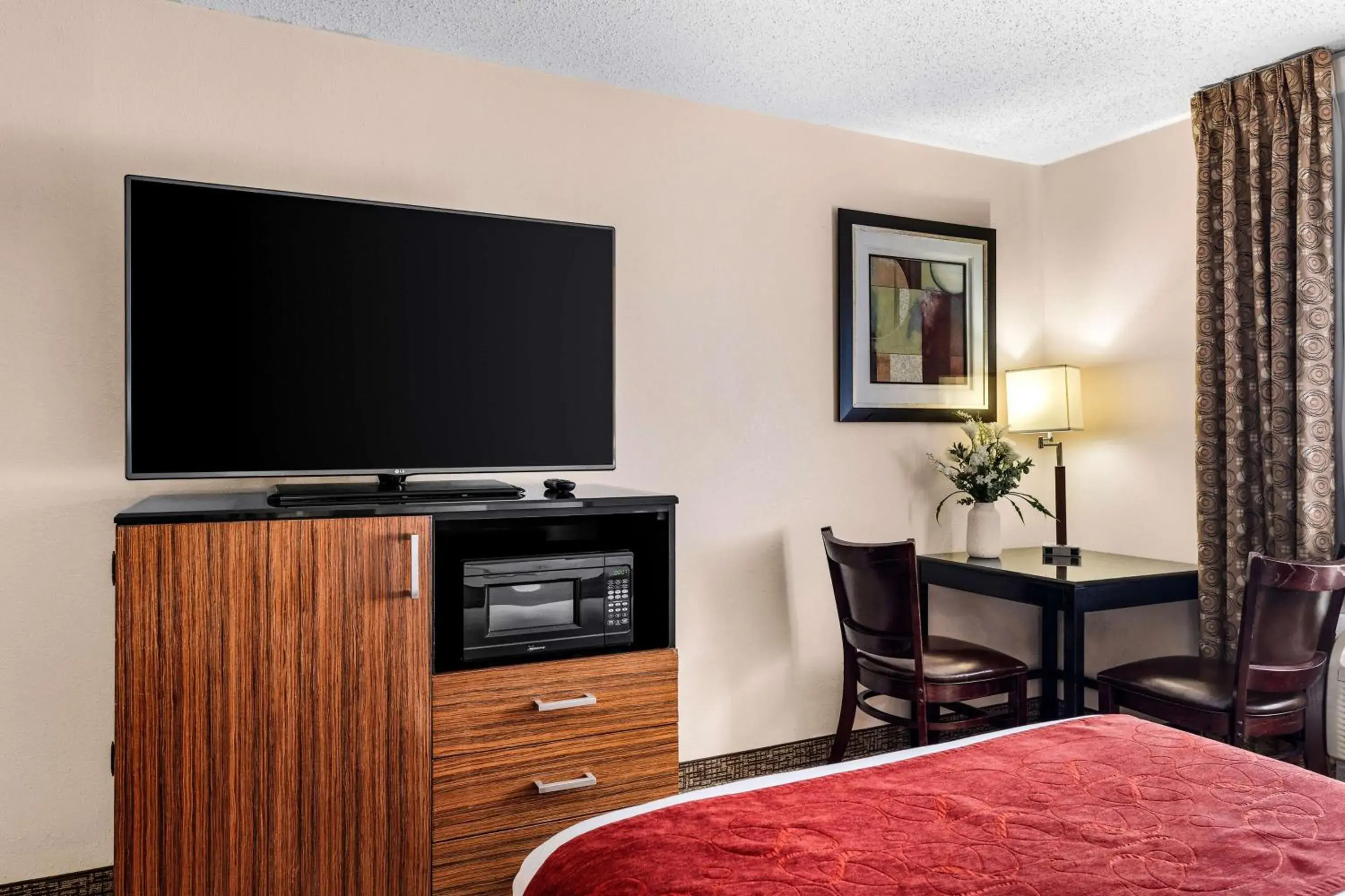 Bedroom in SureStay Plus by Best Western Reading North Bedroom in SureStay Plus by Best Western Reading North