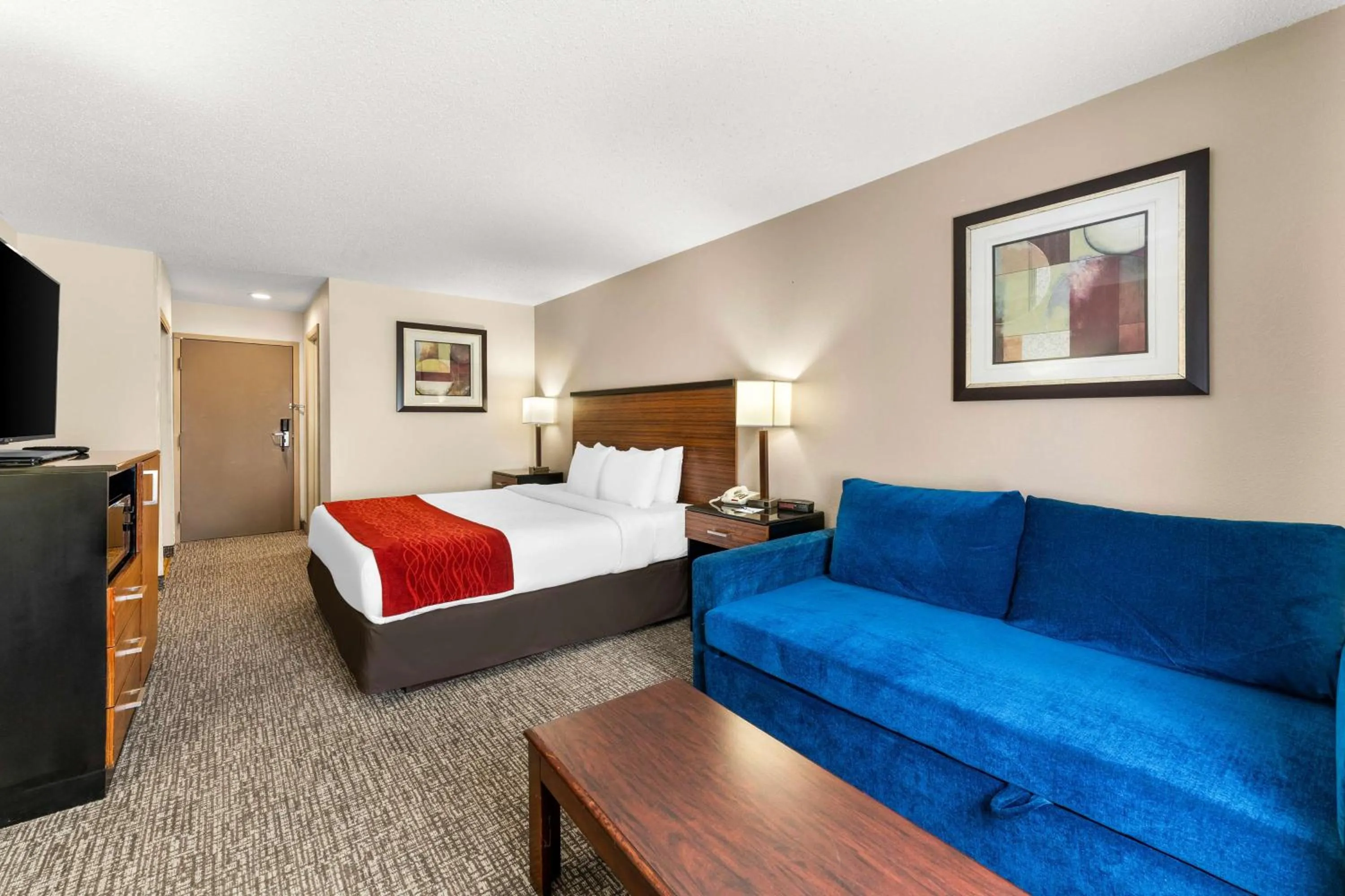 Bedroom, Bed in SureStay Plus by Best Western Reading North