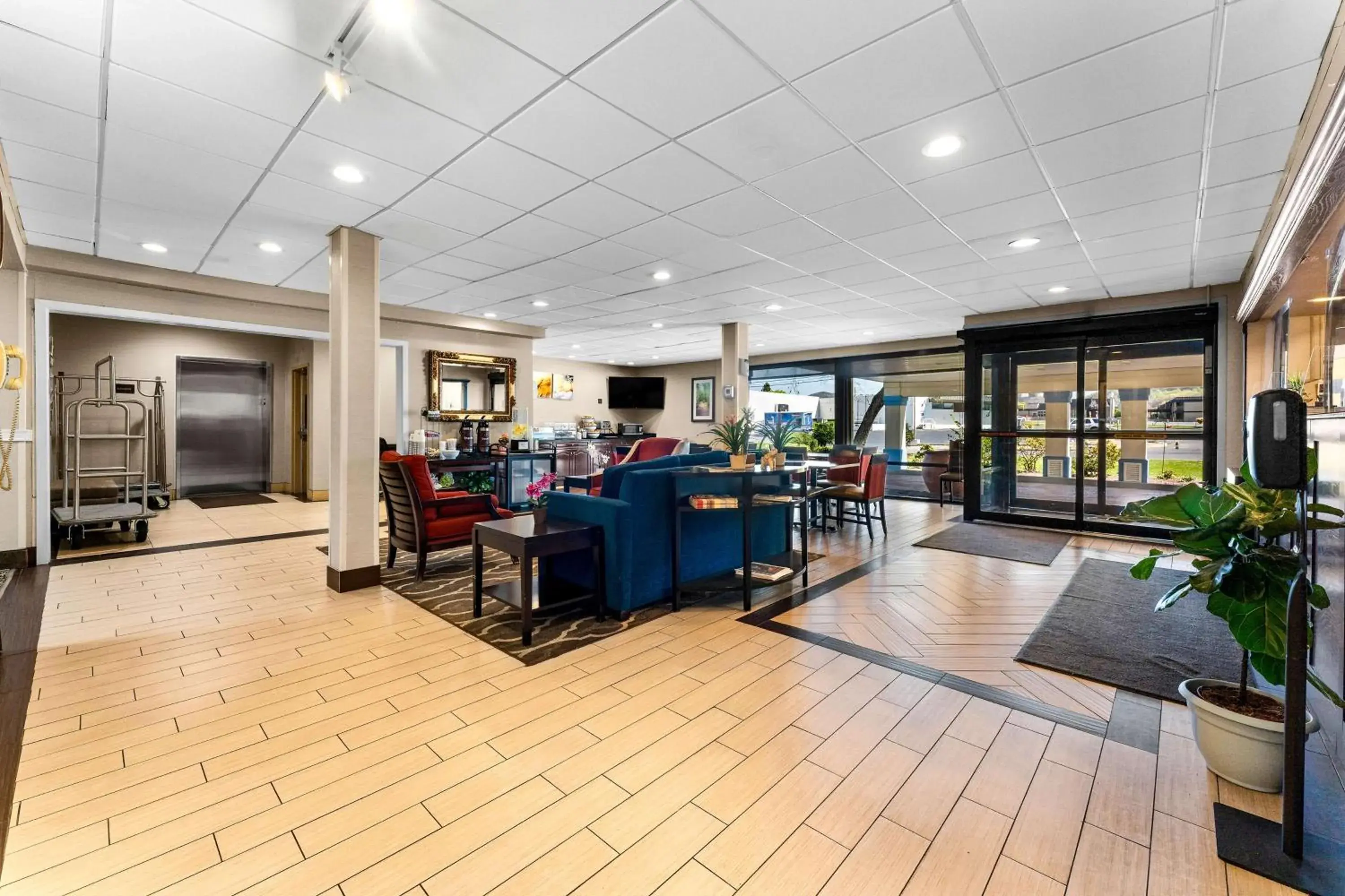 Lobby or reception in SureStay Plus by Best Western Reading North Lobby or reception in SureStay Plus by Best Western Reading North