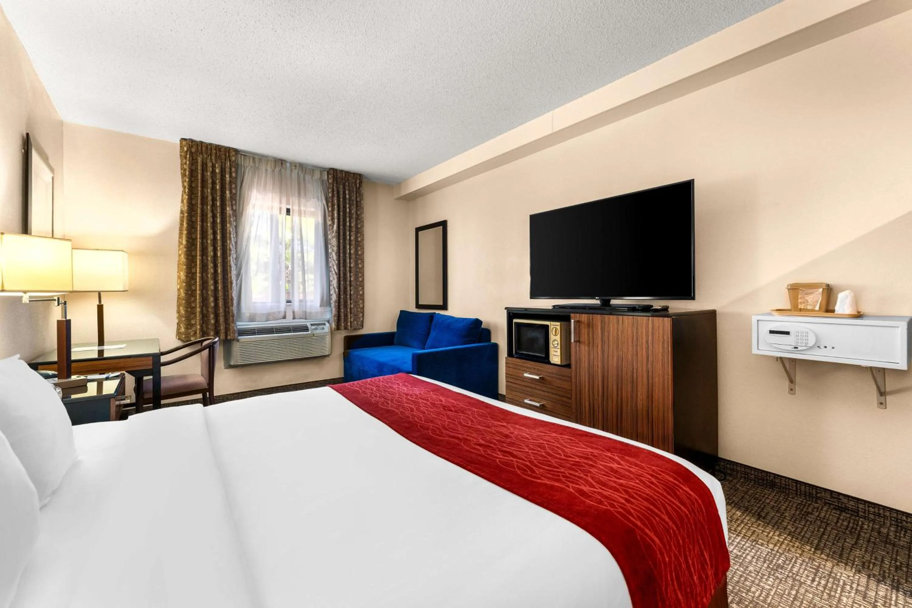 Bedroom, Bed in SureStay Plus by Best Western Reading North