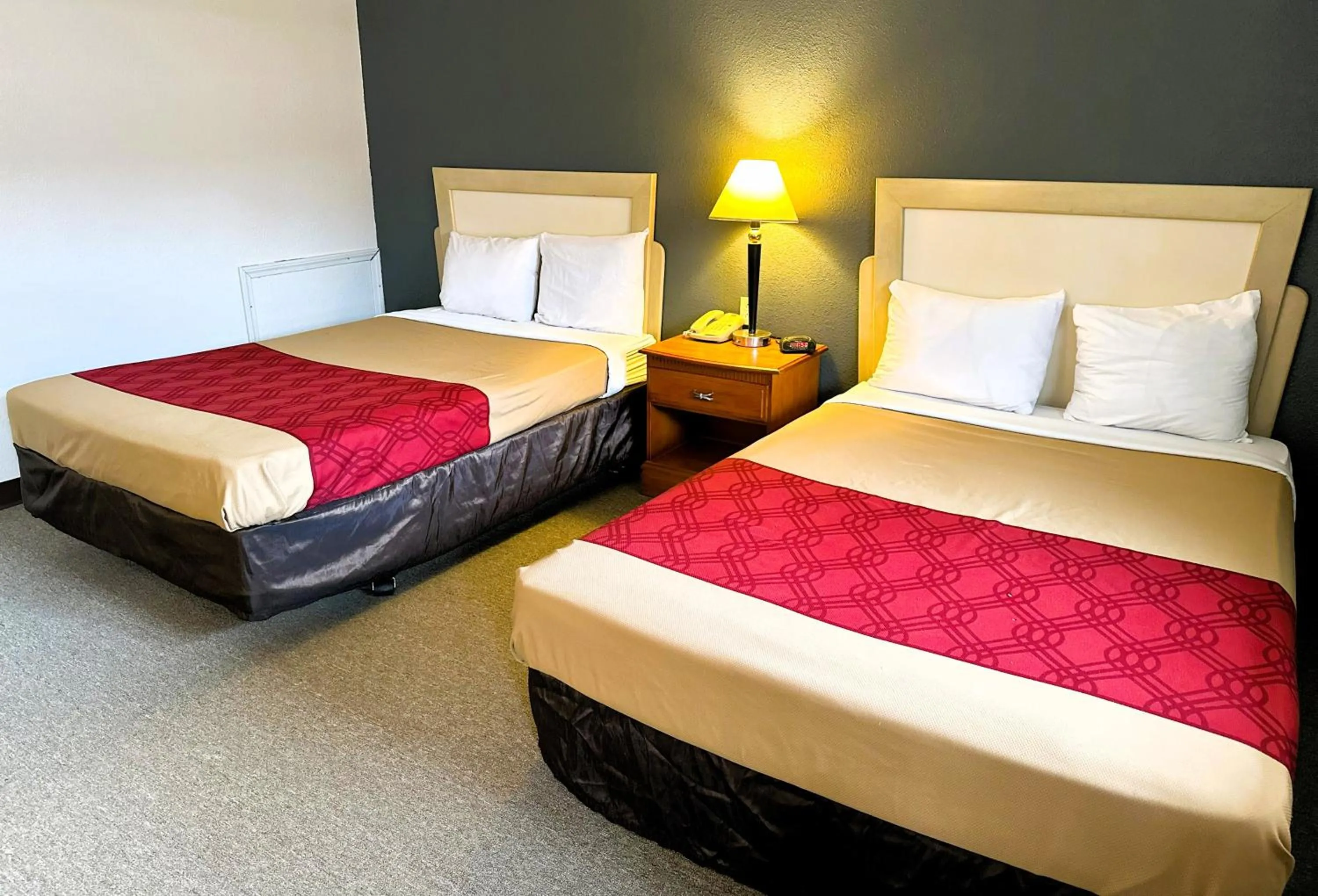 Bedroom, Bed in Econo Lodge Drums