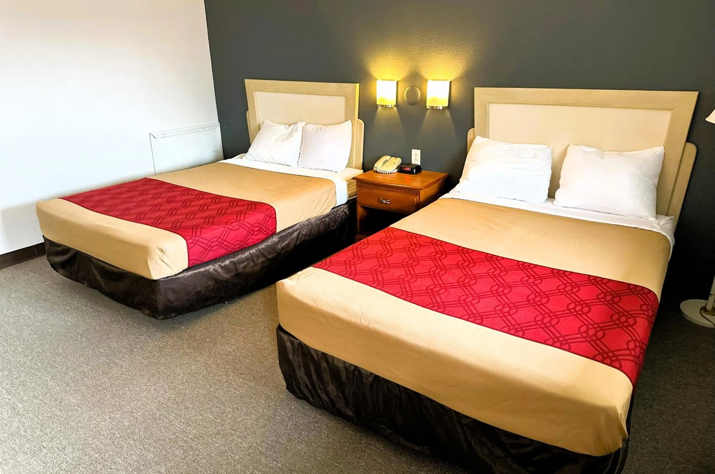 Bedroom, Bed in Econo Lodge Drums