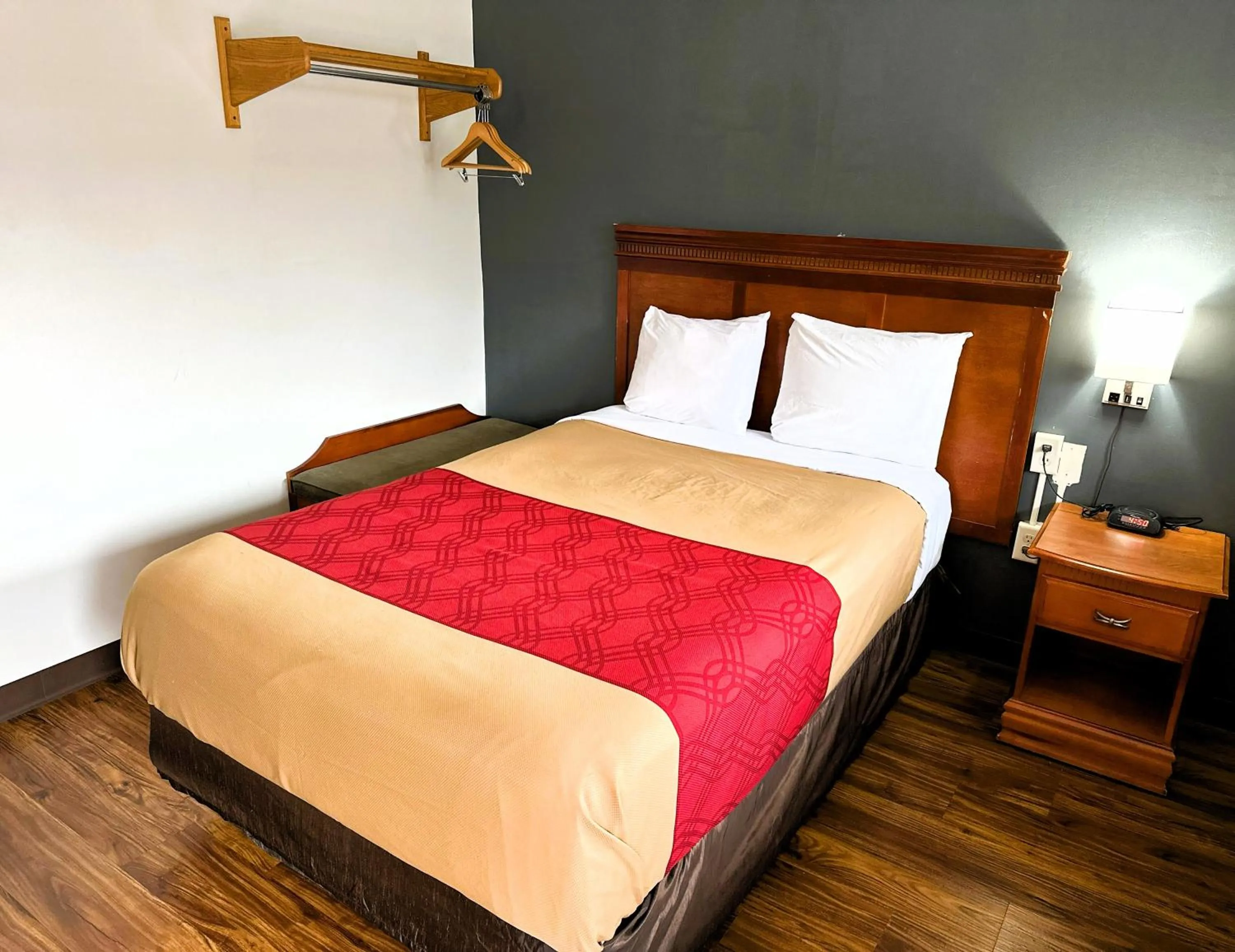 Bedroom, Bed in Econo Lodge Drums