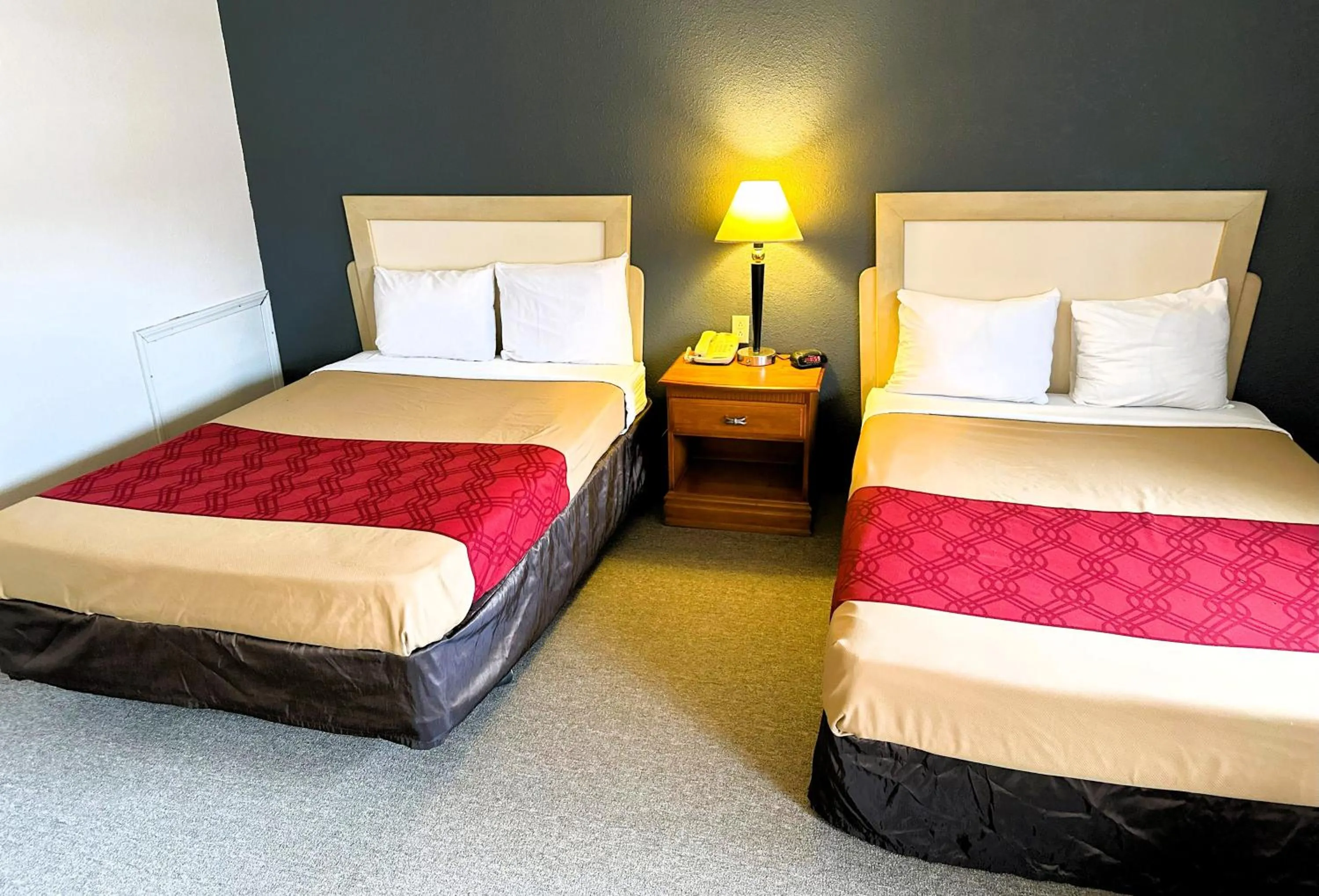 Bedroom, Bed in Econo Lodge Drums