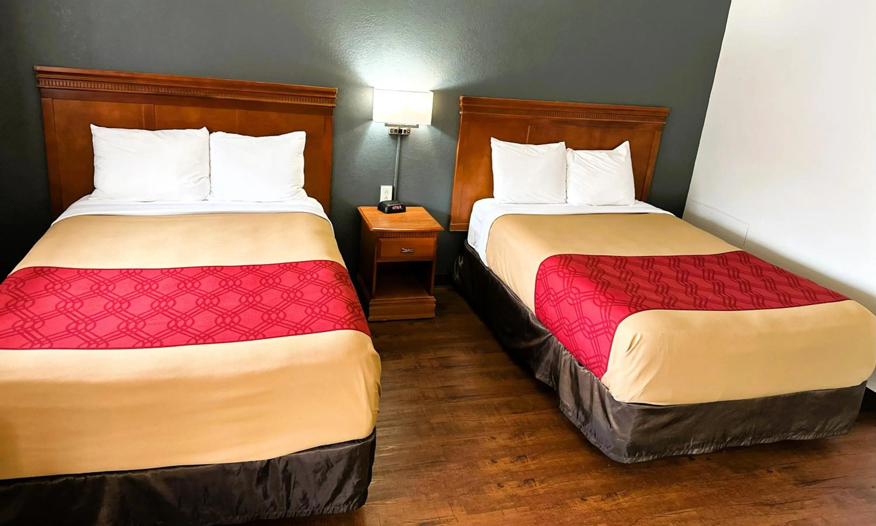 Bedroom, Bed in Econo Lodge Drums