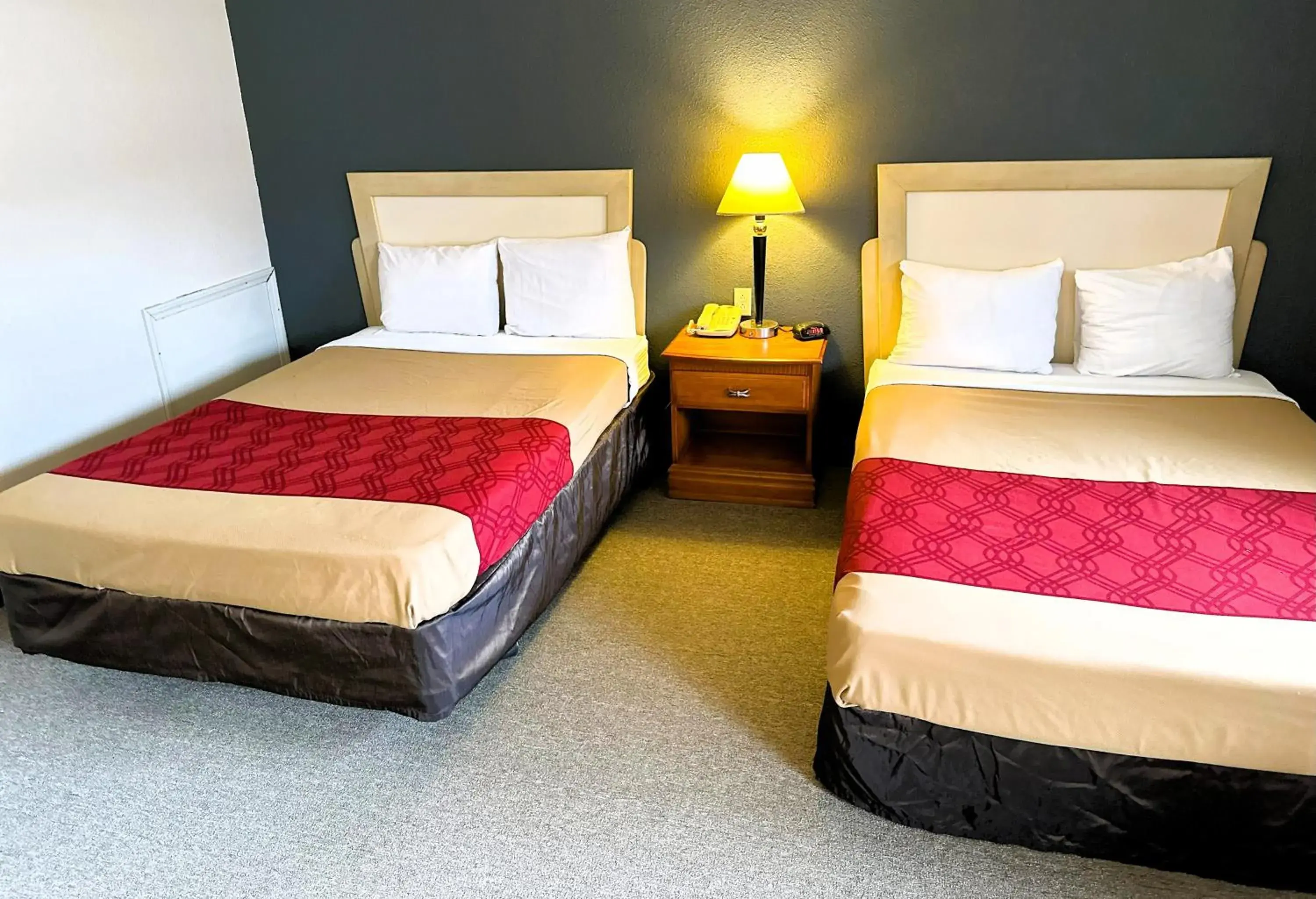 Double Room with Two Double Beds in Econo Lodge Drums Double Room with Two Double Beds in Econo Lodge Drums