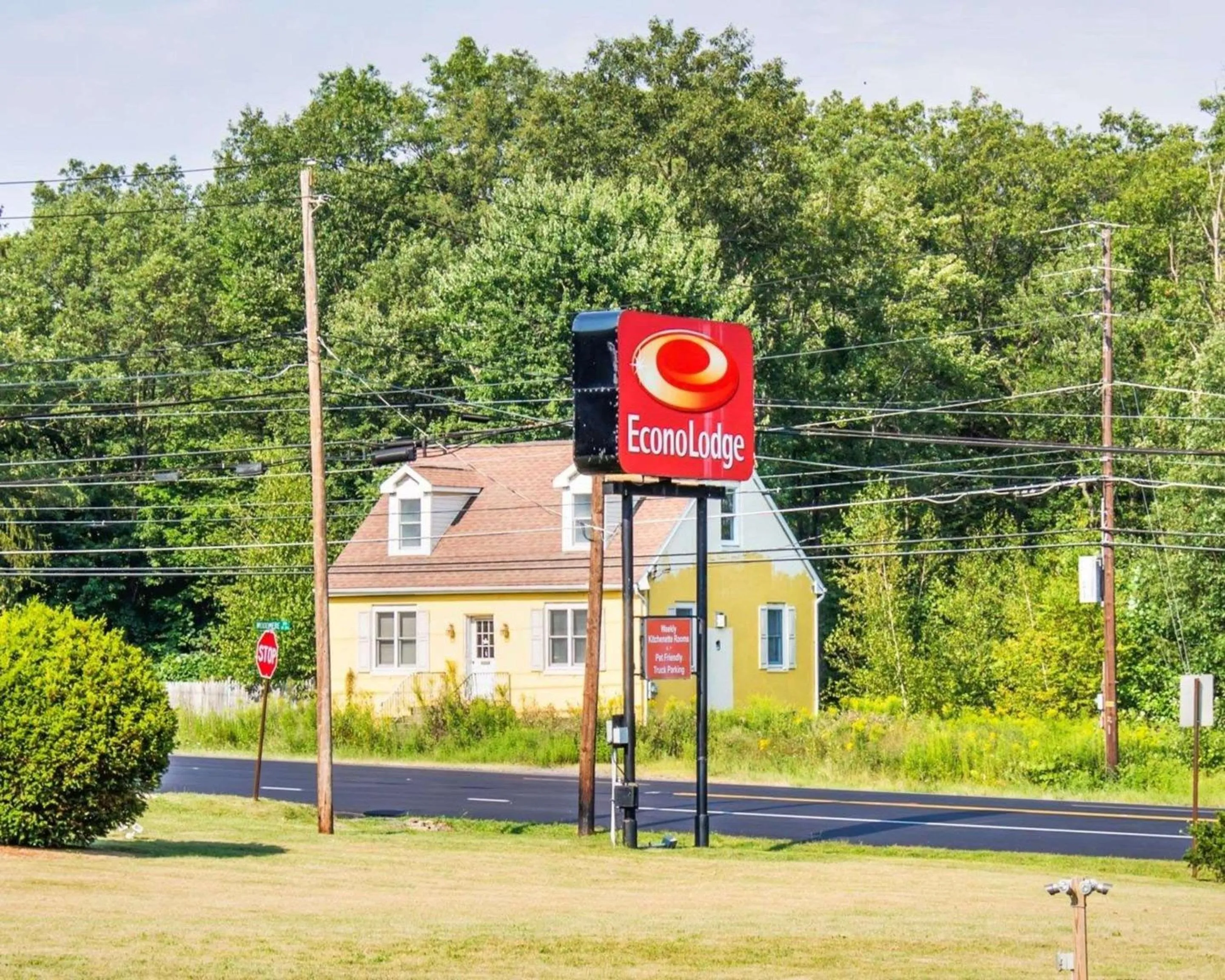Property building in Econo Lodge Drums