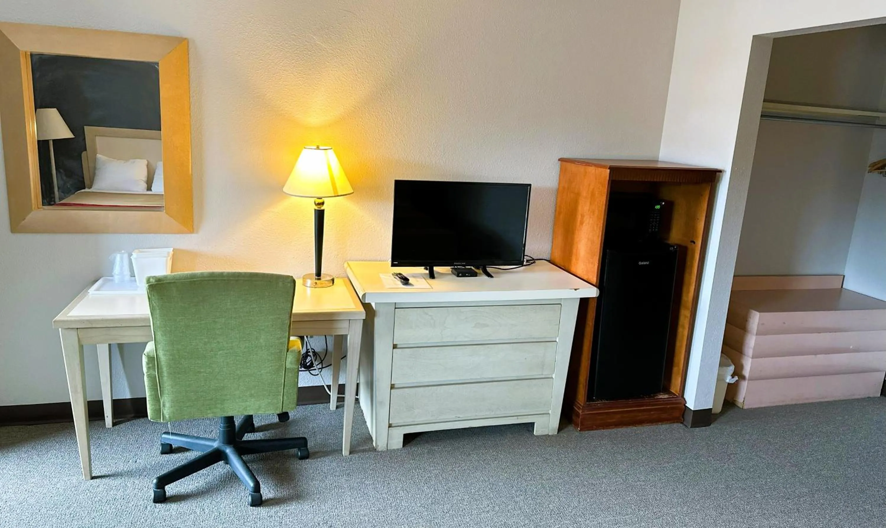 TV and multimedia in Econo Lodge Drums