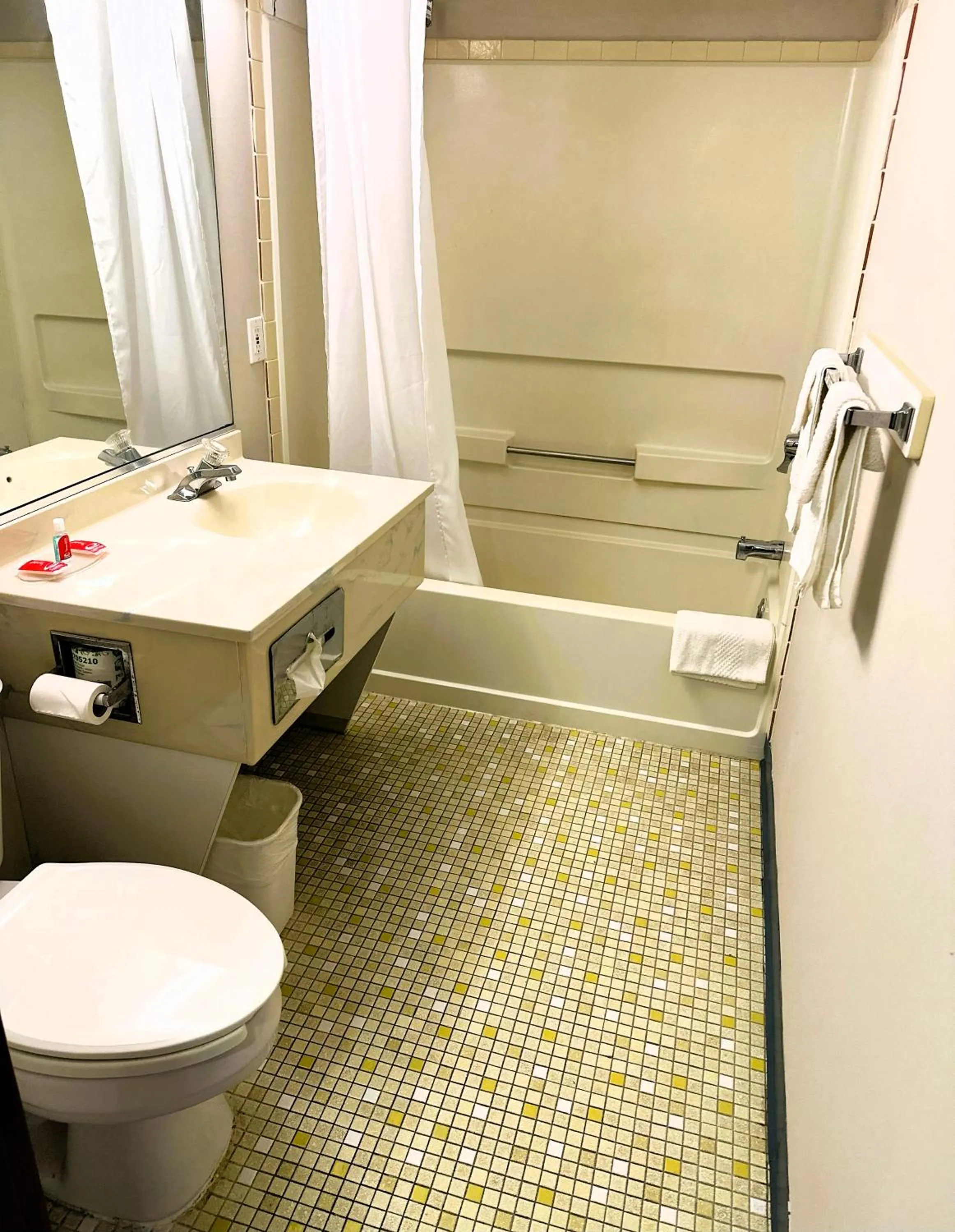 Bathroom in Econo Lodge Drums