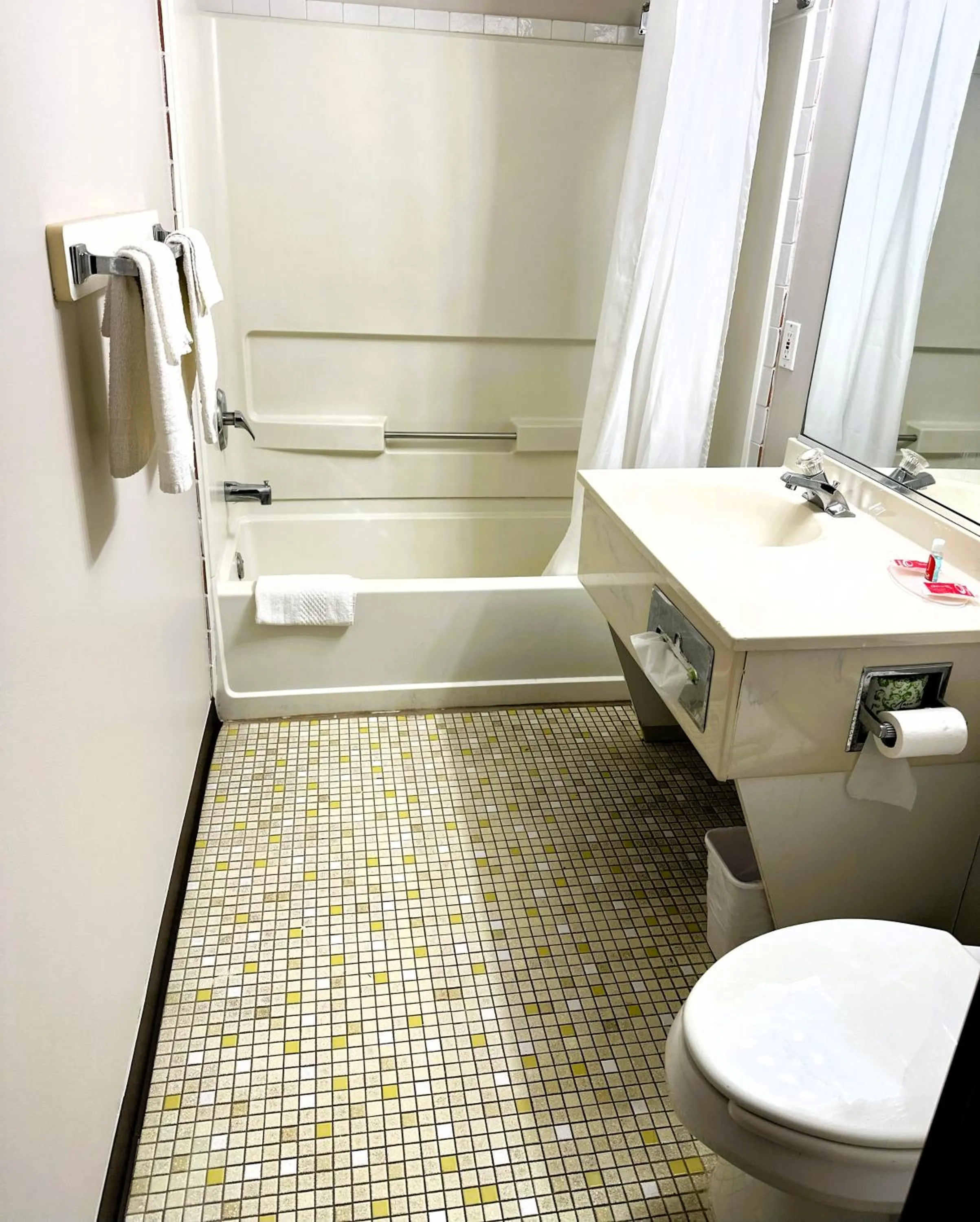 Bathroom in Econo Lodge Drums