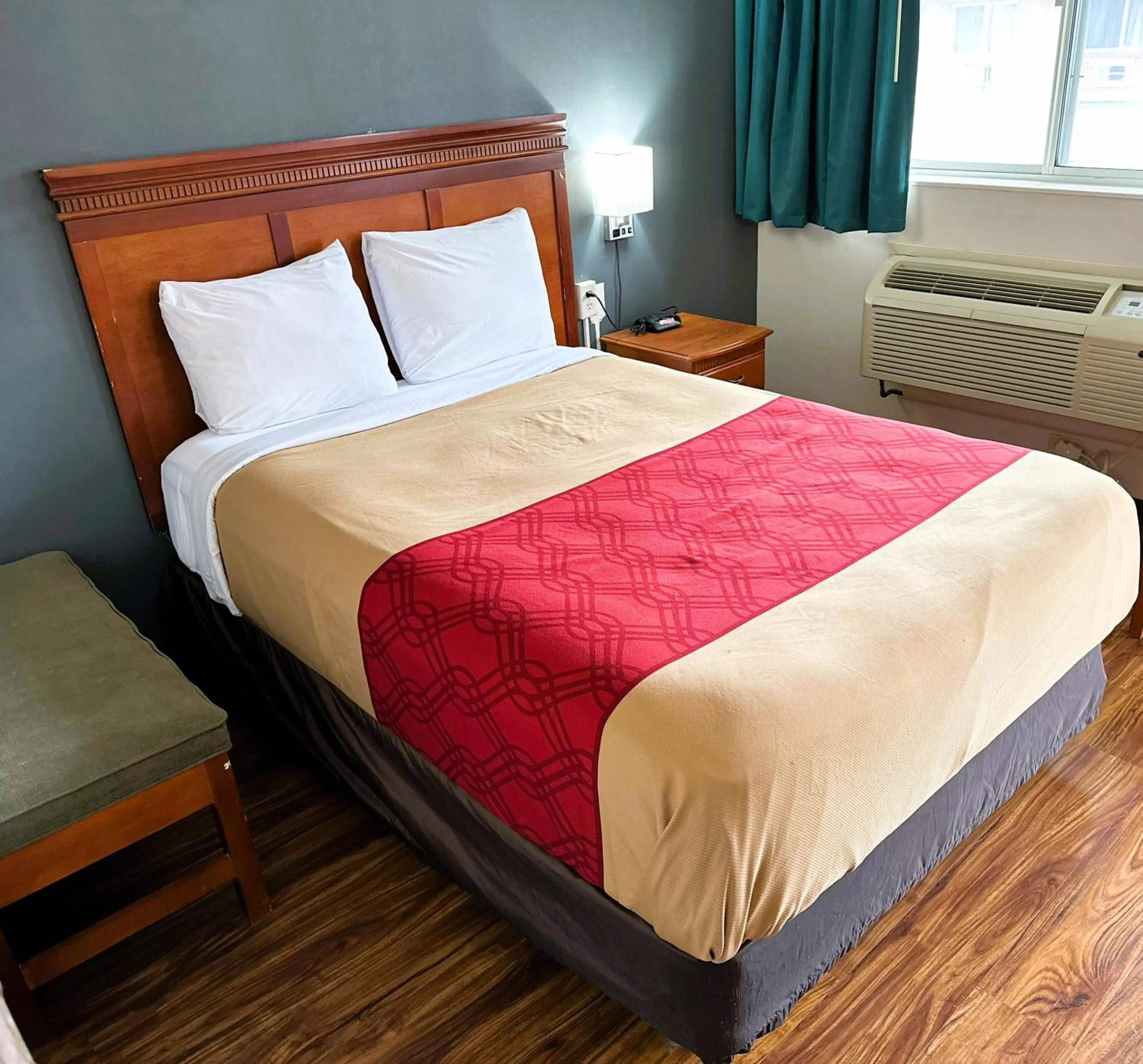 Bedroom, Bed in Econo Lodge Drums