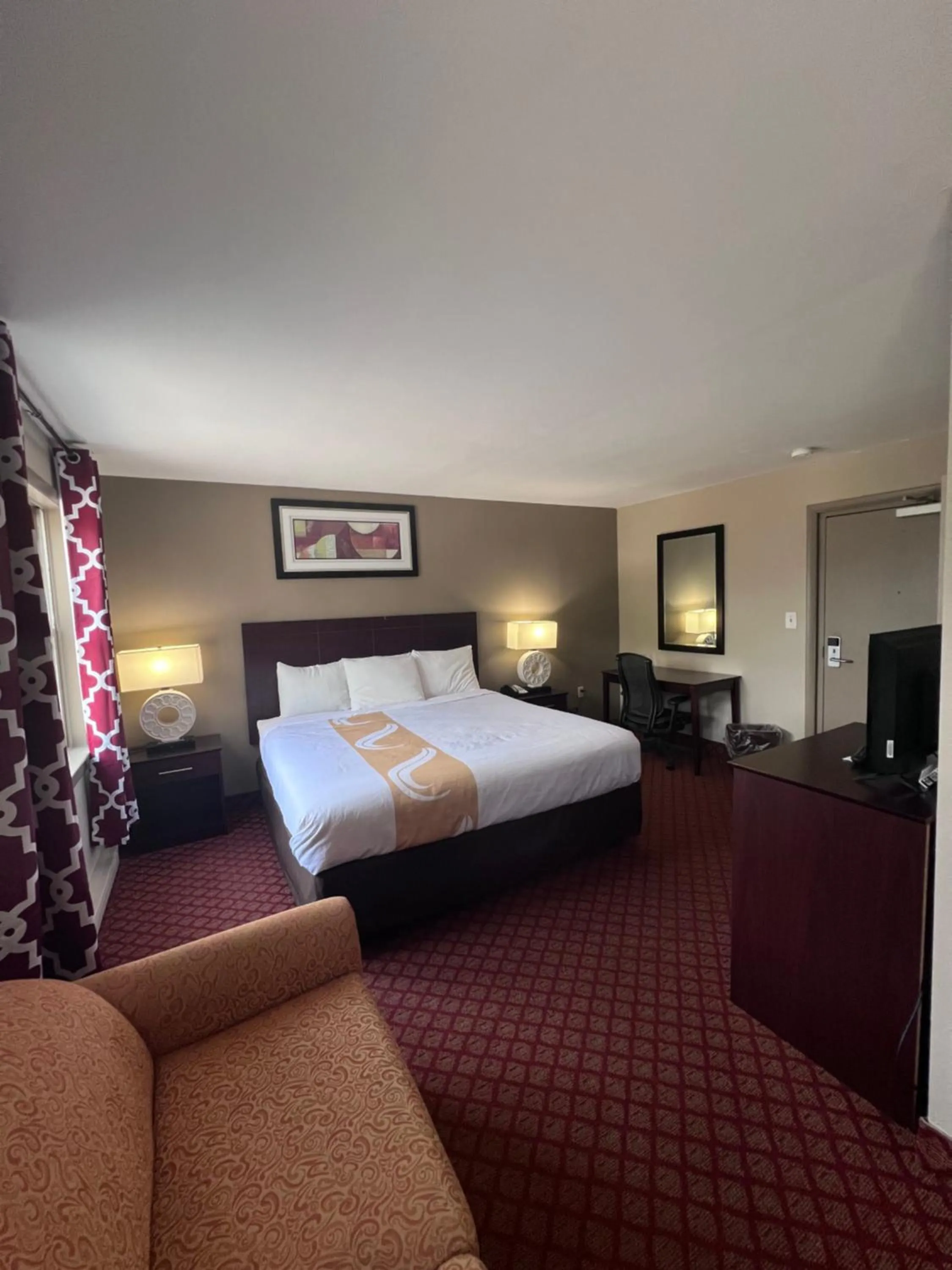 Bed in Rodeway Inn & Suites Hershey Chocolate Avenue