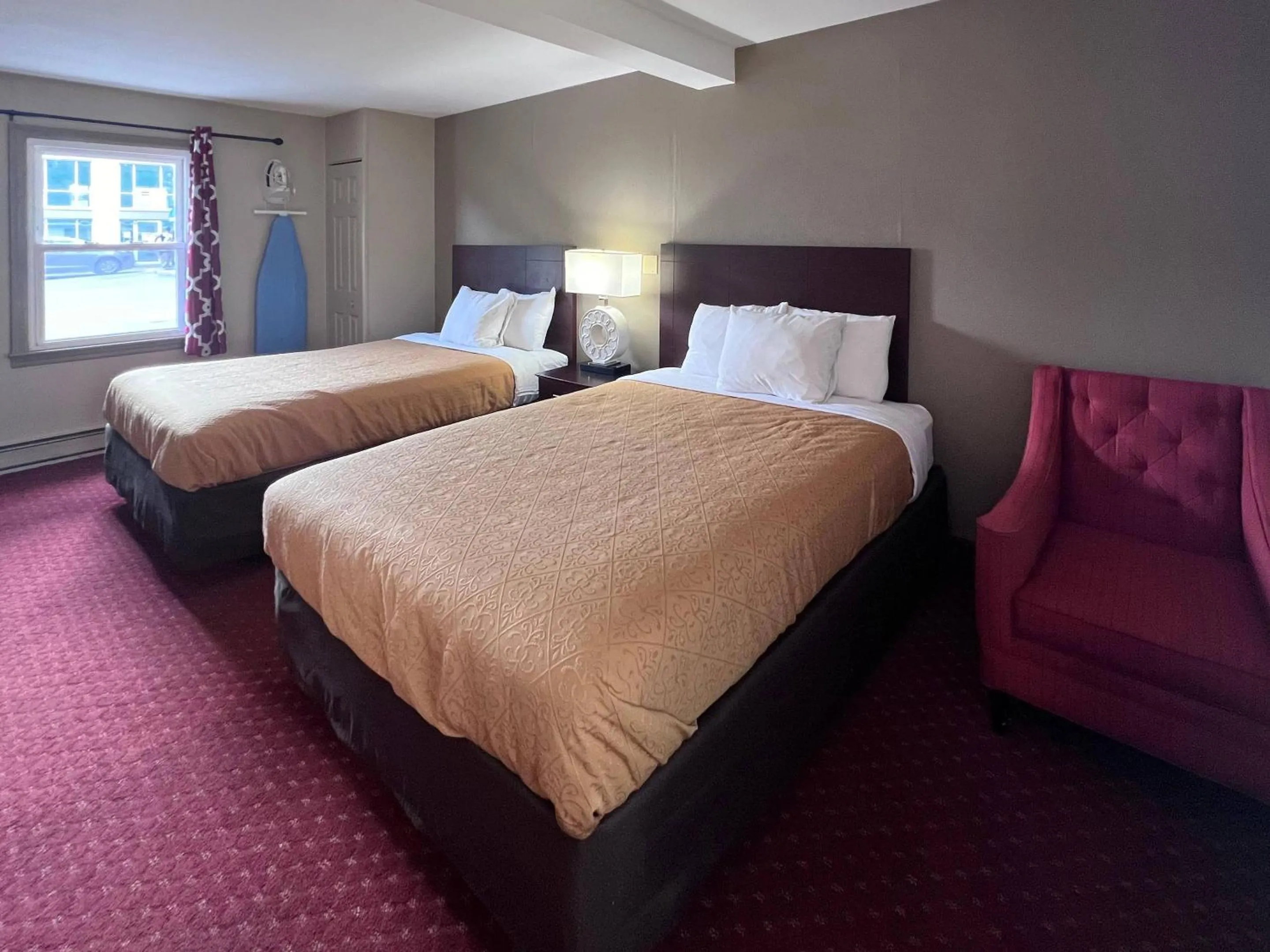 Bedroom, Bed in Rodeway Inn & Suites Hershey Chocolate Avenue