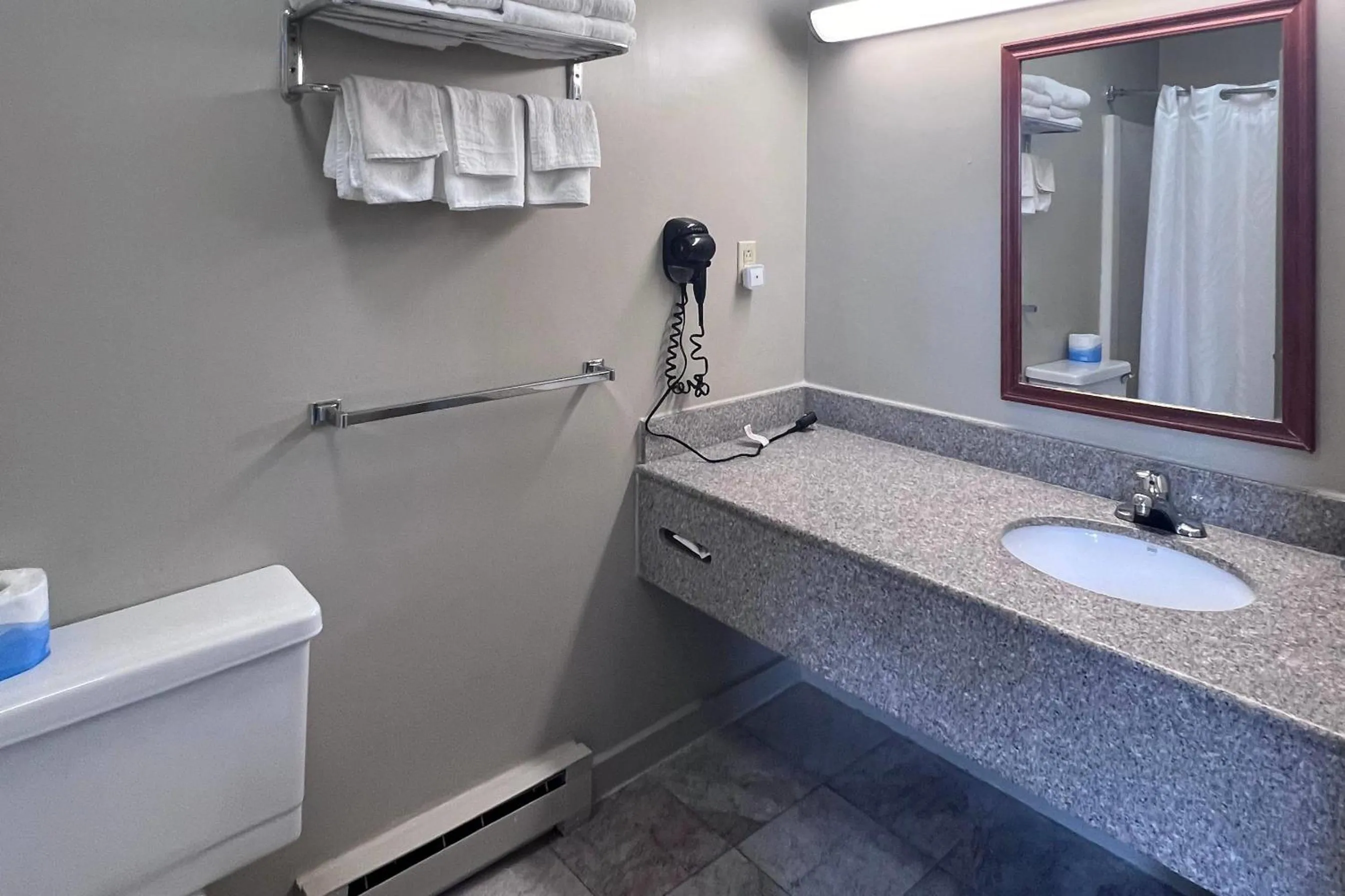 Bedroom in Rodeway Inn & Suites Hershey Chocolate Avenue