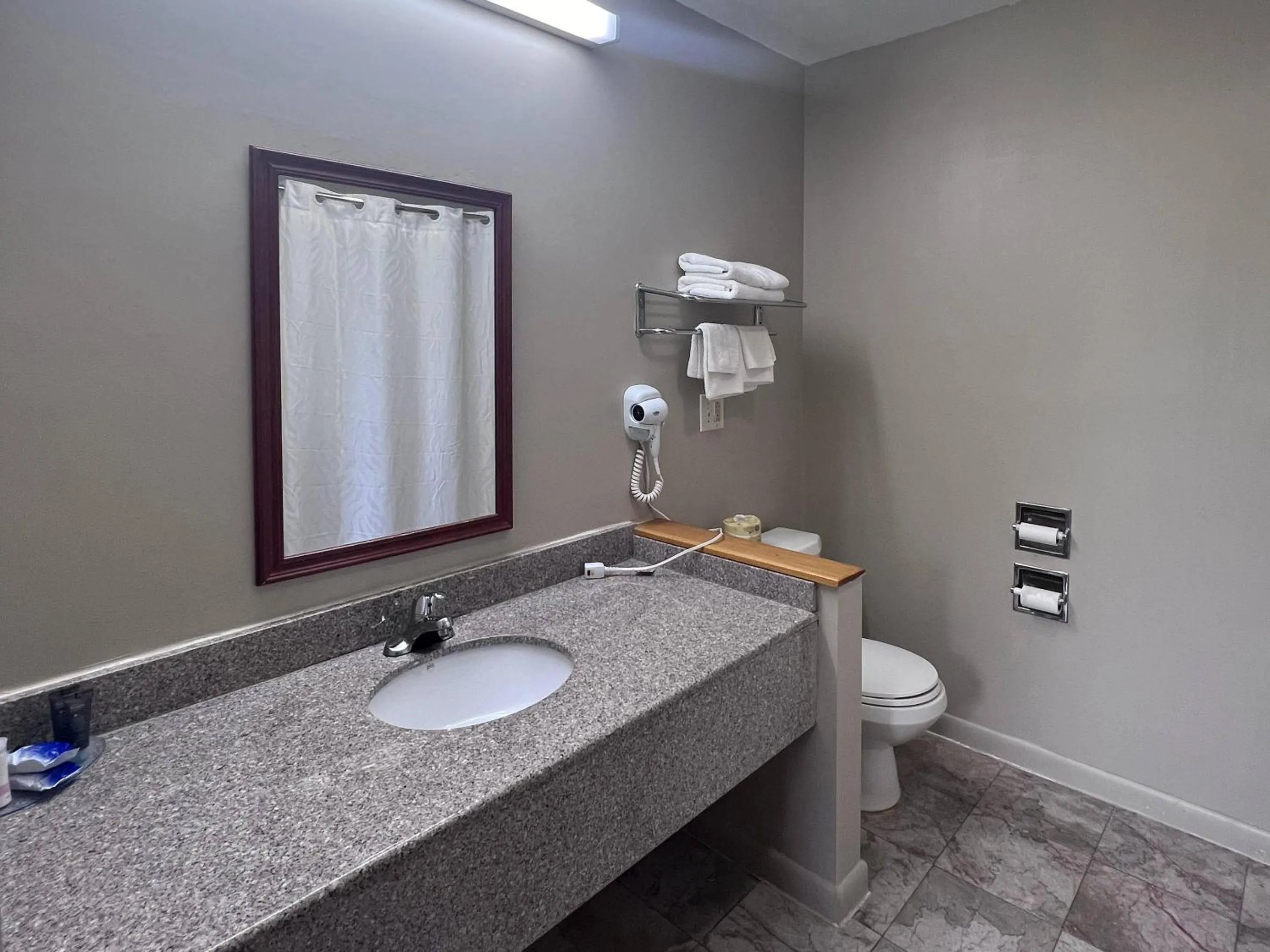 Bedroom in Rodeway Inn & Suites Hershey Chocolate Avenue