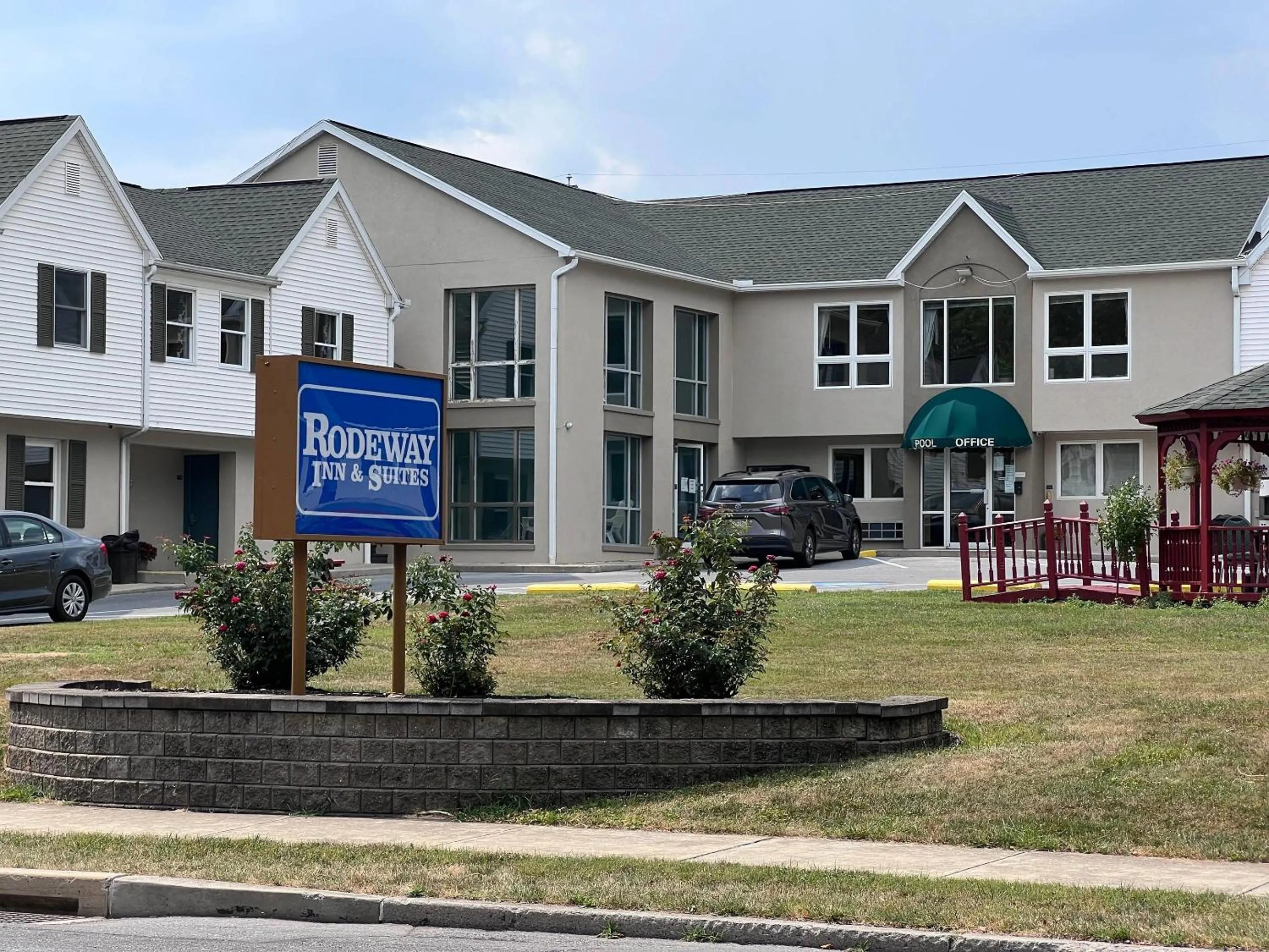 Property building in Rodeway Inn & Suites Hershey Chocolate Avenue