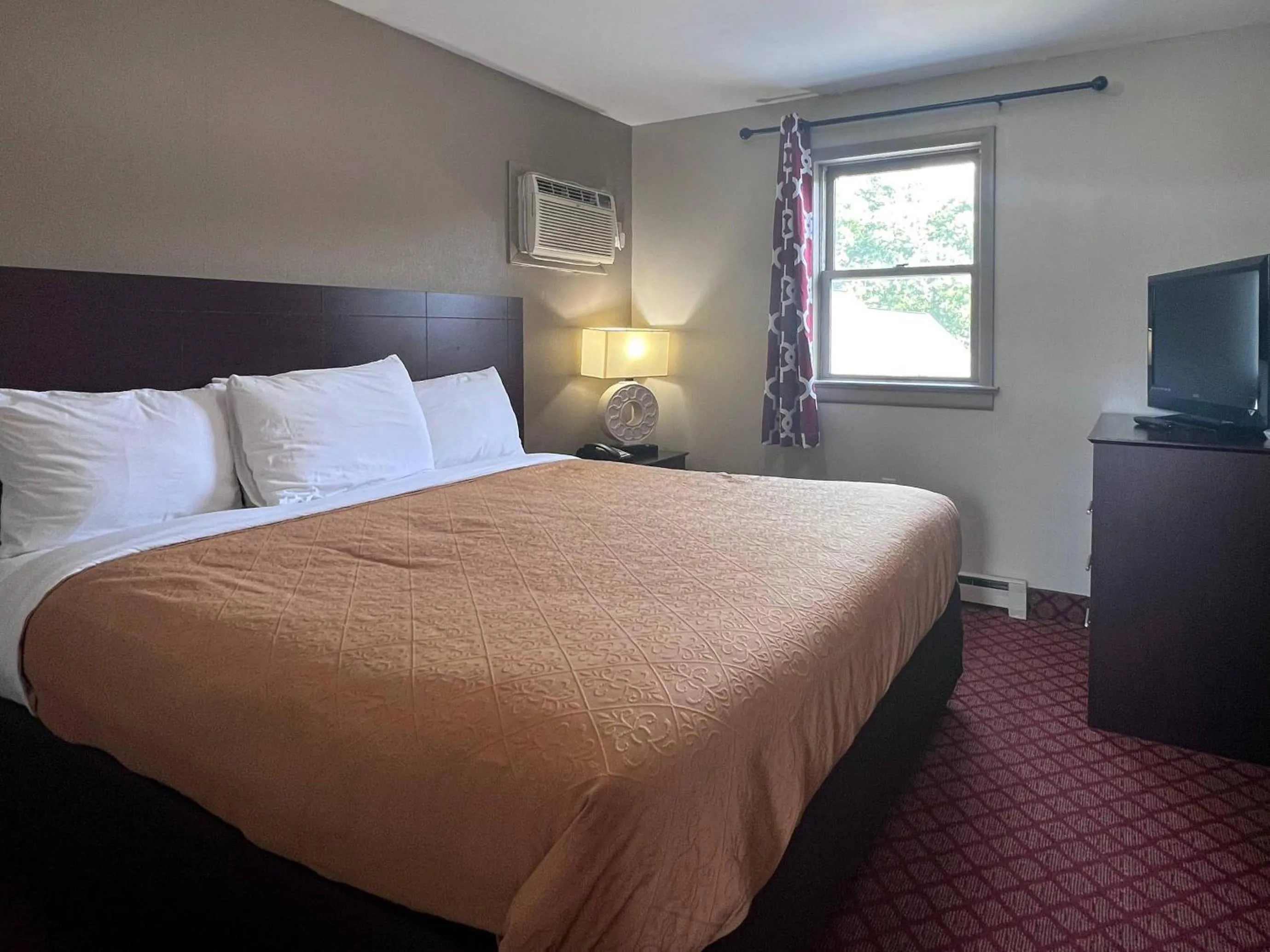 Bedroom, Bed in Rodeway Inn & Suites Hershey Chocolate Avenue