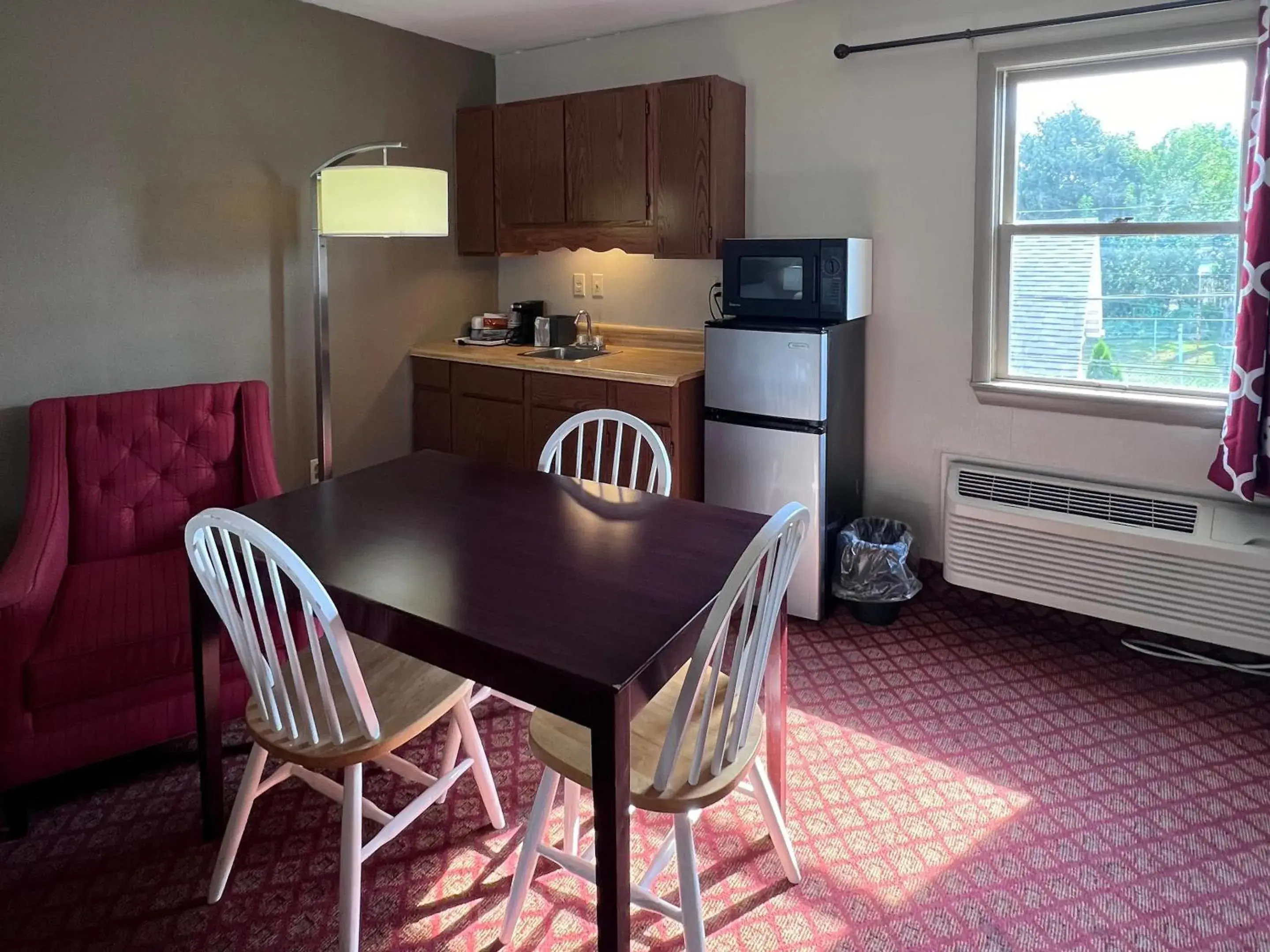 Bedroom in Rodeway Inn & Suites Hershey Chocolate Avenue Bedroom in Rodeway Inn & Suites Hershey Chocolate Avenue