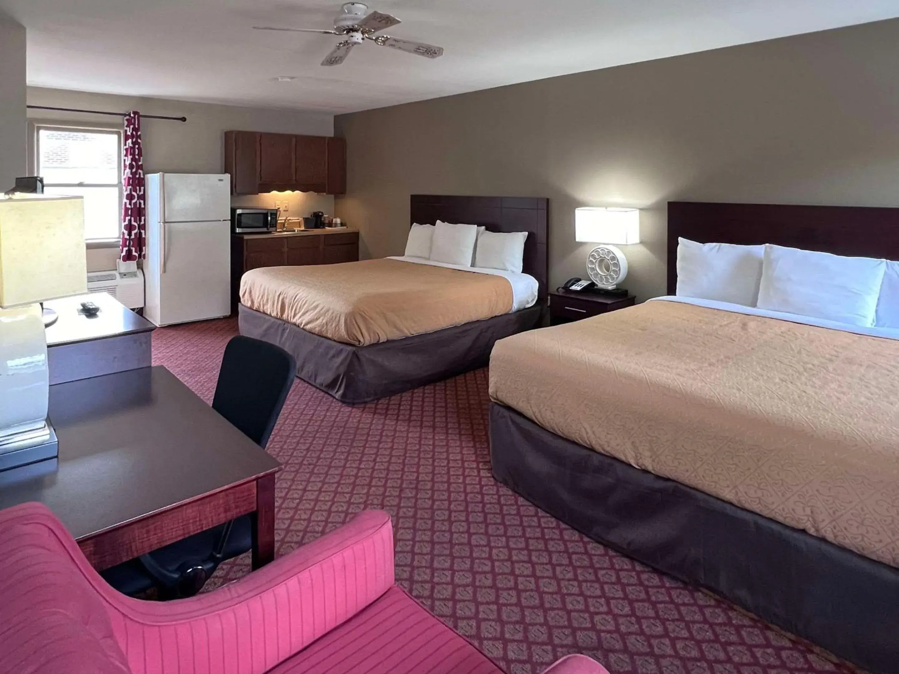 Bedroom, Bed in Rodeway Inn & Suites Hershey Chocolate Avenue Bedroom, Bed in Rodeway Inn & Suites Hershey Chocolate Avenue