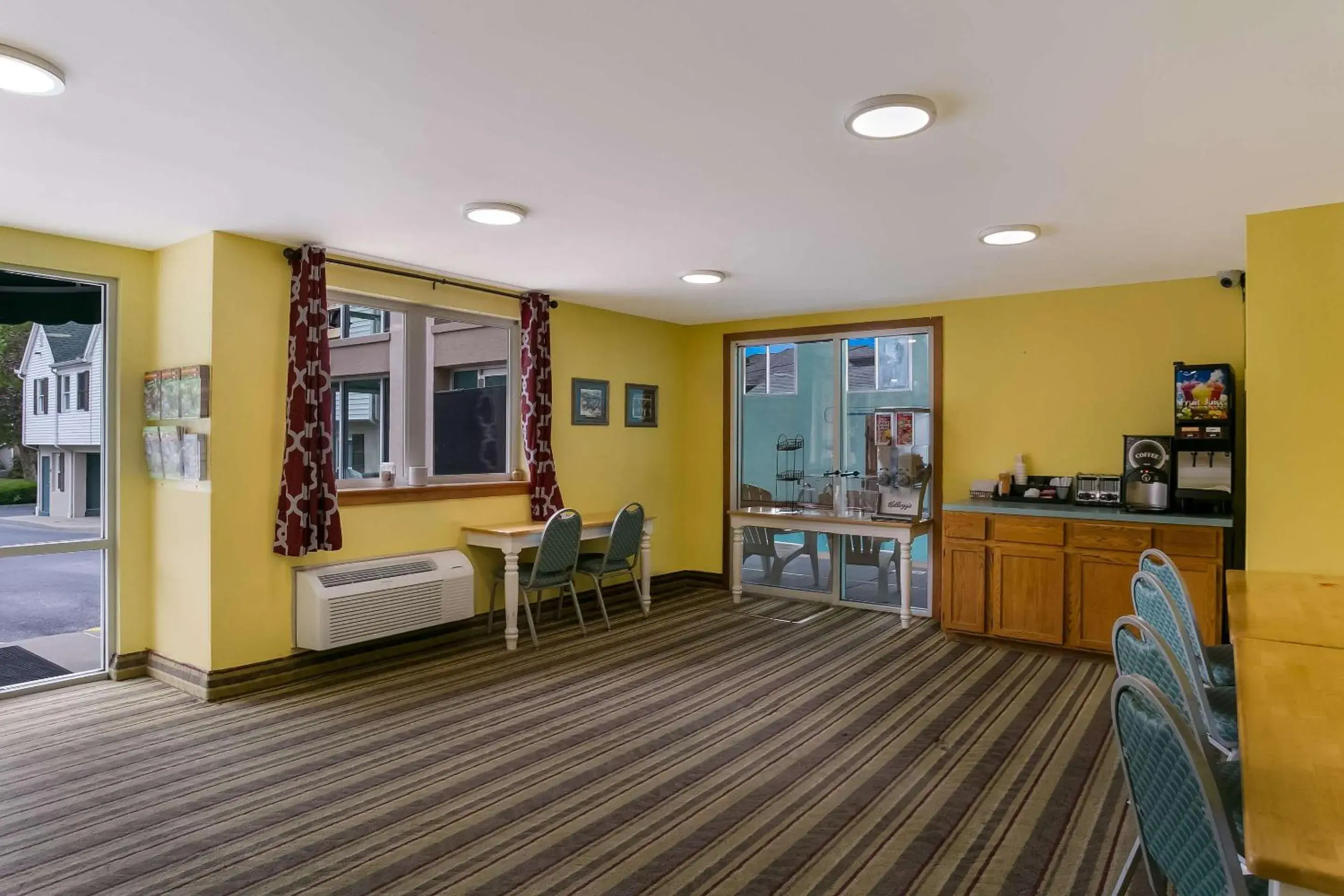 Breakfast in Rodeway Inn & Suites Hershey Chocolate Avenue Breakfast in Rodeway Inn & Suites Hershey Chocolate Avenue