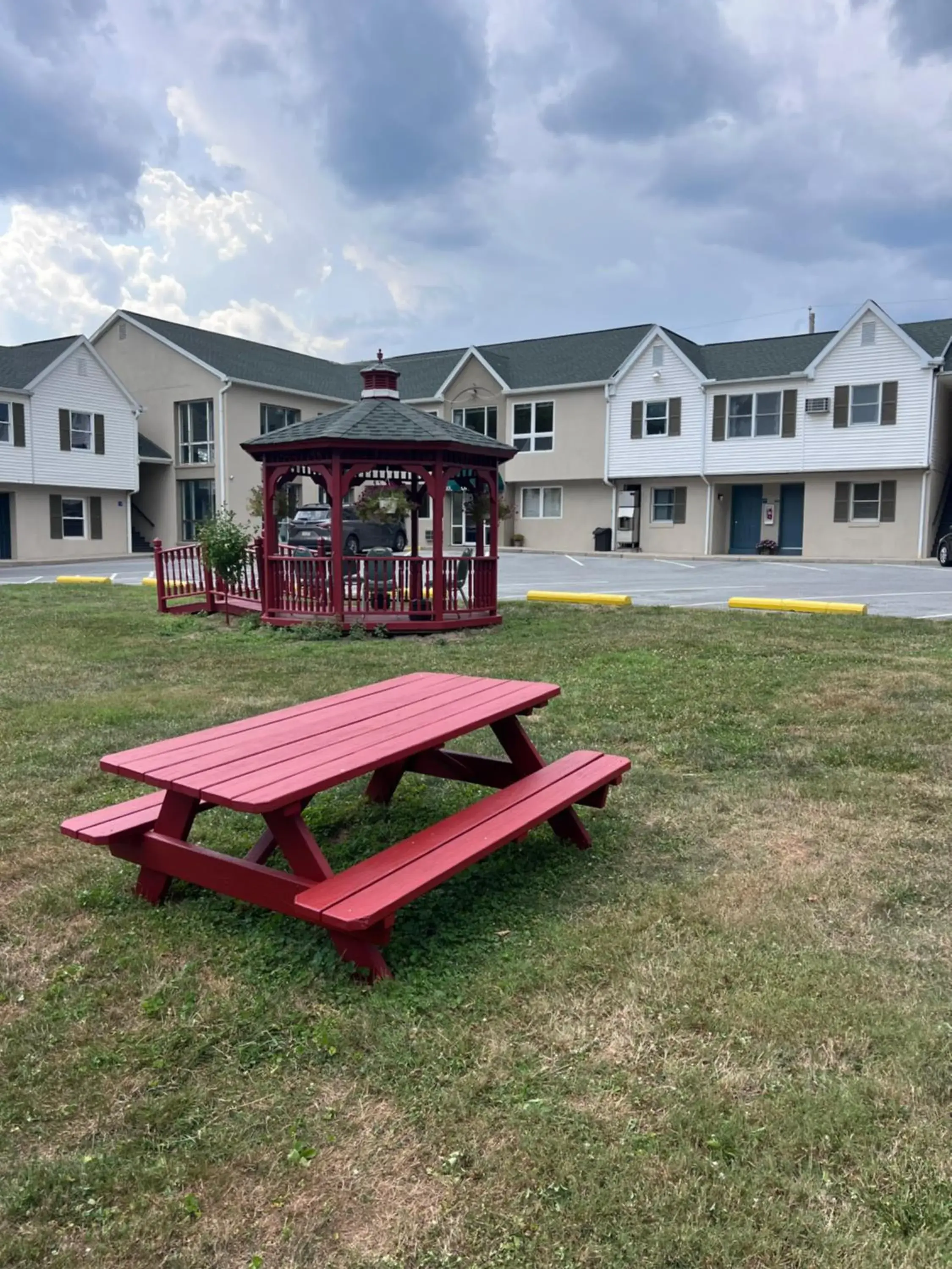 Property building in Rodeway Inn & Suites Hershey Chocolate Avenue Property building in Rodeway Inn & Suites Hershey Chocolate Avenue