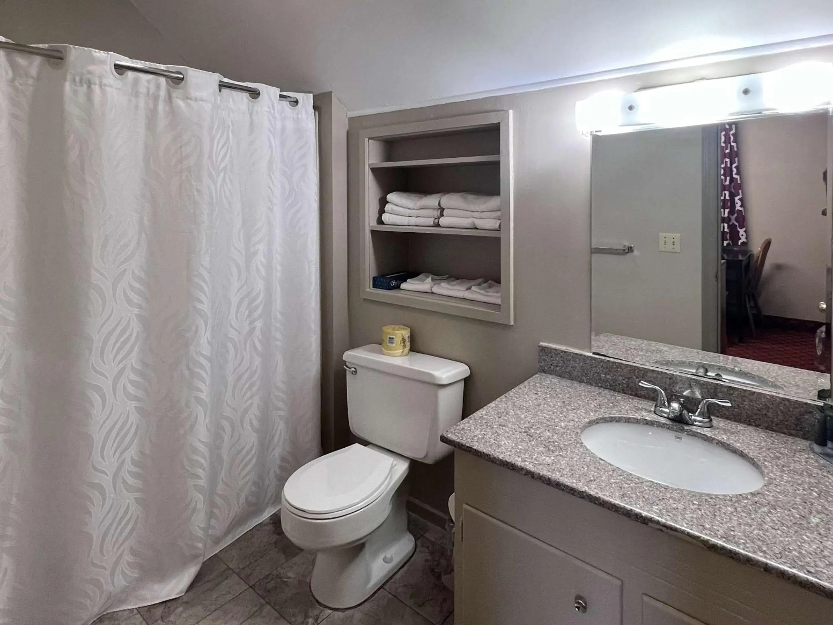 Bedroom in Rodeway Inn & Suites Hershey Chocolate Avenue Bedroom in Rodeway Inn & Suites Hershey Chocolate Avenue