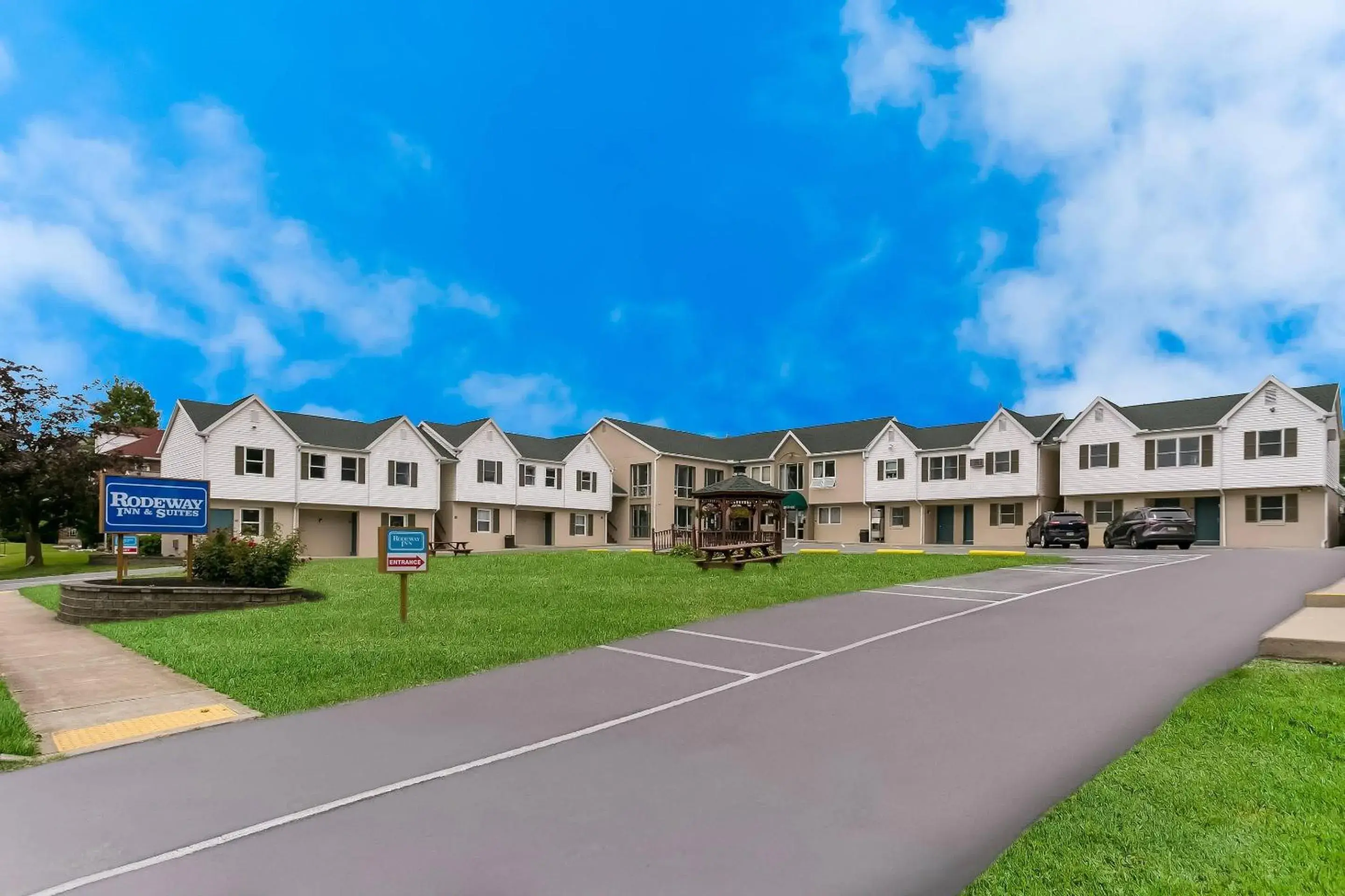 Property building in Rodeway Inn & Suites Hershey Chocolate Avenue Property building in Rodeway Inn & Suites Hershey Chocolate Avenue