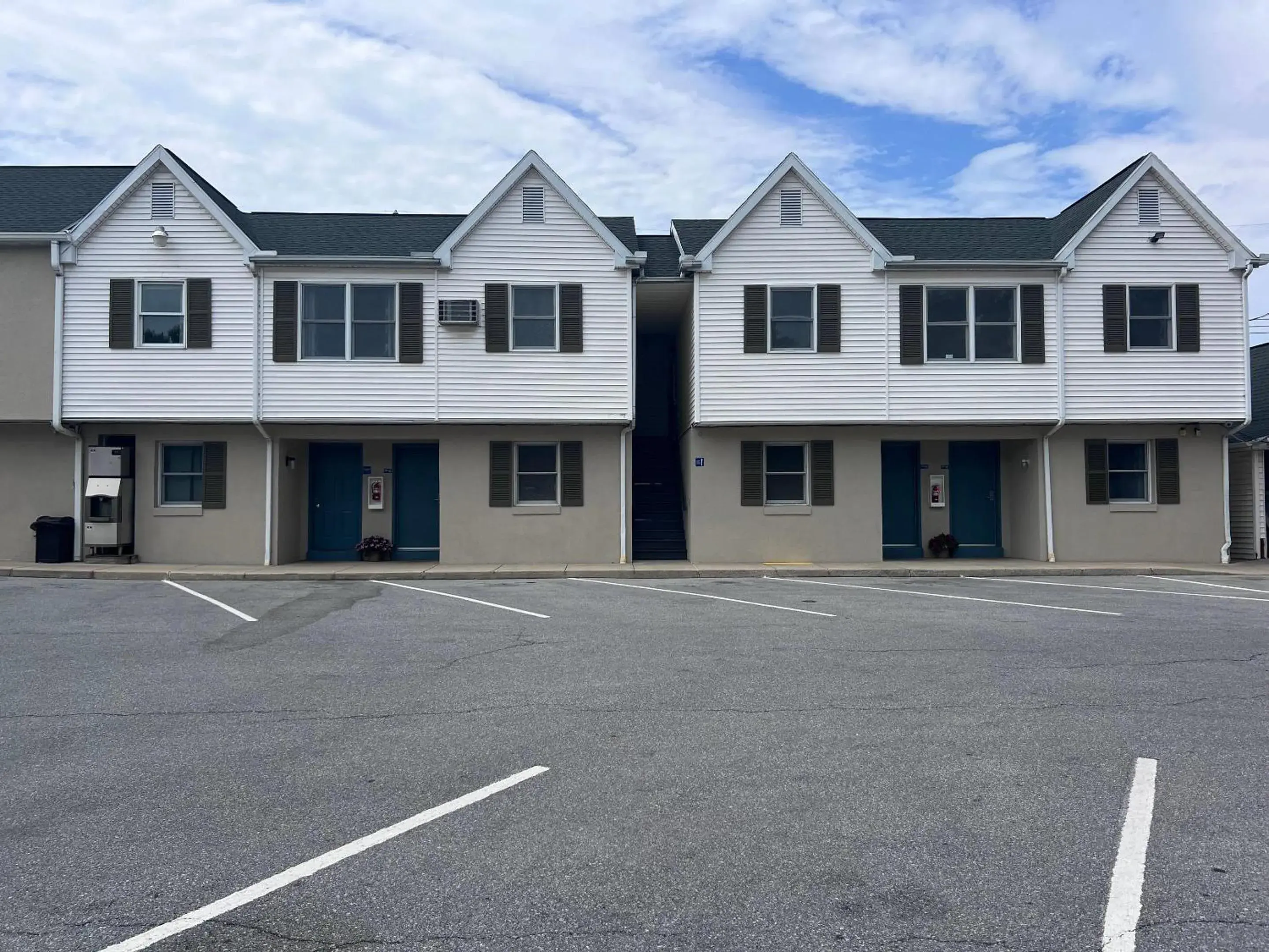 Property building in Rodeway Inn & Suites Hershey Chocolate Avenue Property building in Rodeway Inn & Suites Hershey Chocolate Avenue