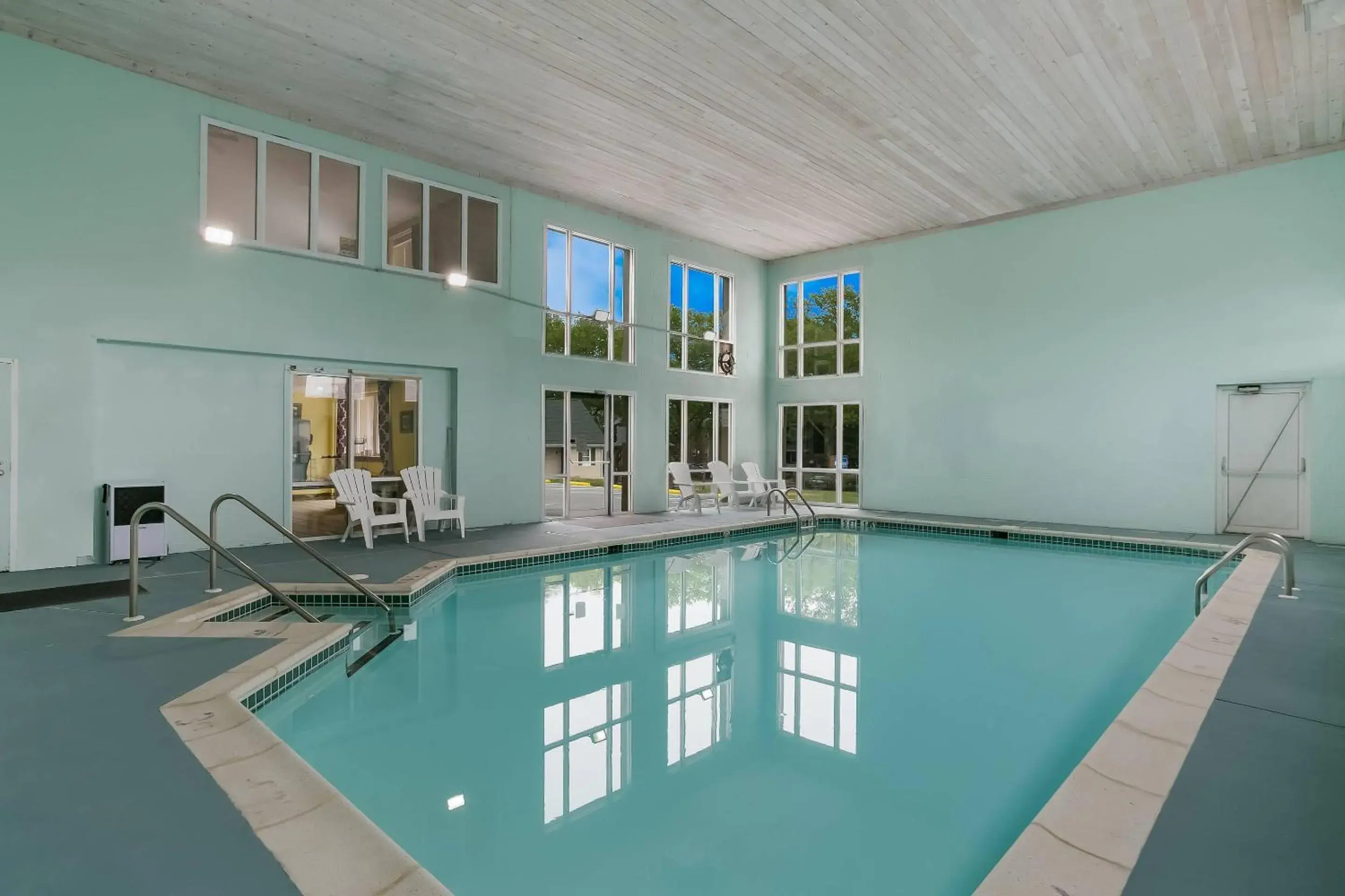 Swimming pool in Rodeway Inn & Suites Hershey Chocolate Avenue Swimming pool in Rodeway Inn & Suites Hershey Chocolate Avenue