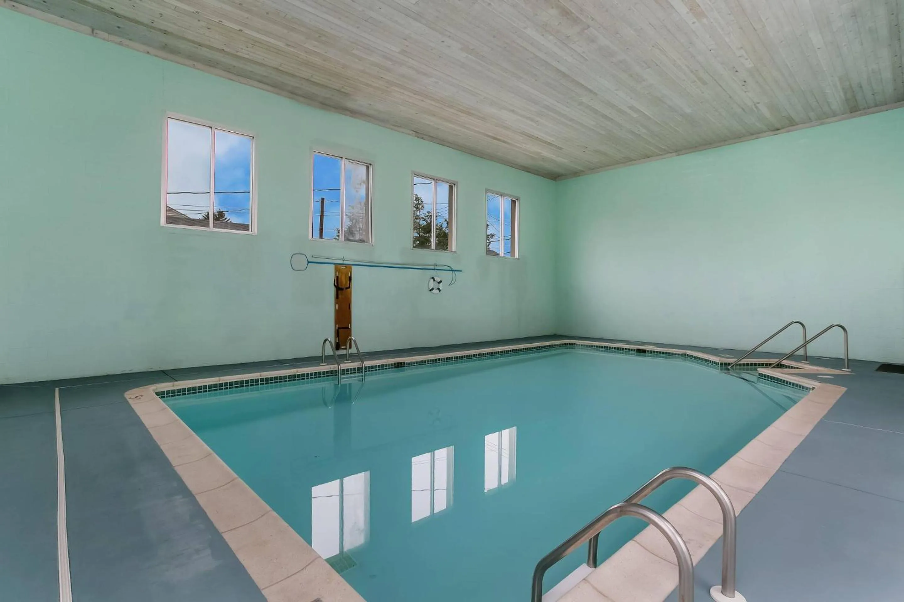 Swimming pool in Rodeway Inn & Suites Hershey Chocolate Avenue