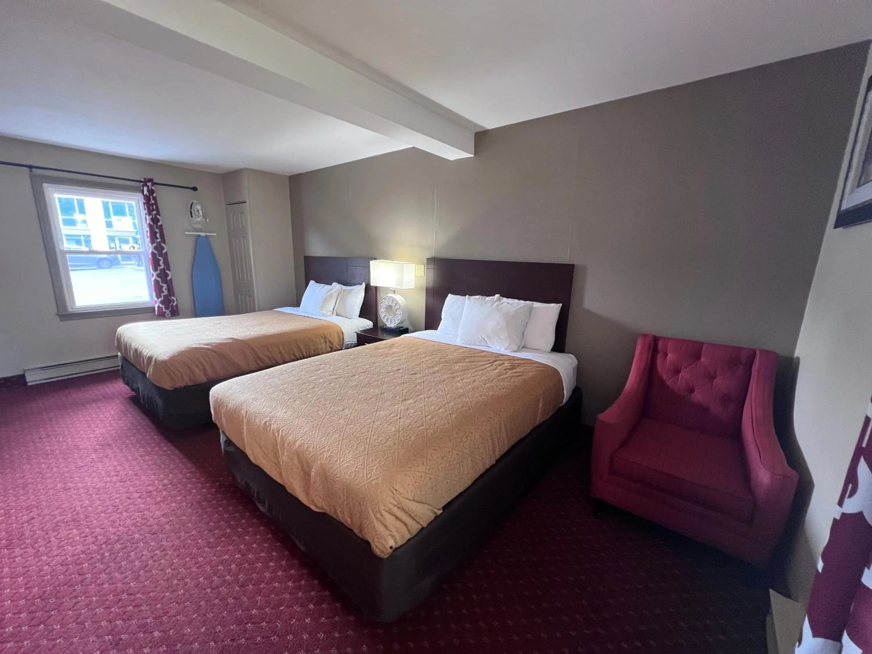 Bed in Rodeway Inn & Suites Hershey Chocolate Avenue