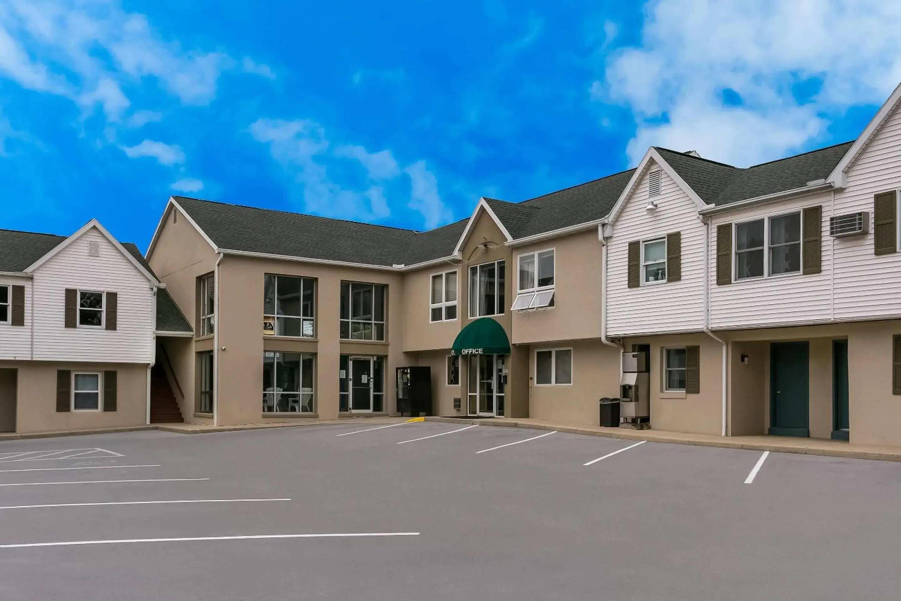 Property building in Rodeway Inn & Suites Hershey Chocolate Avenue Property building in Rodeway Inn & Suites Hershey Chocolate Avenue