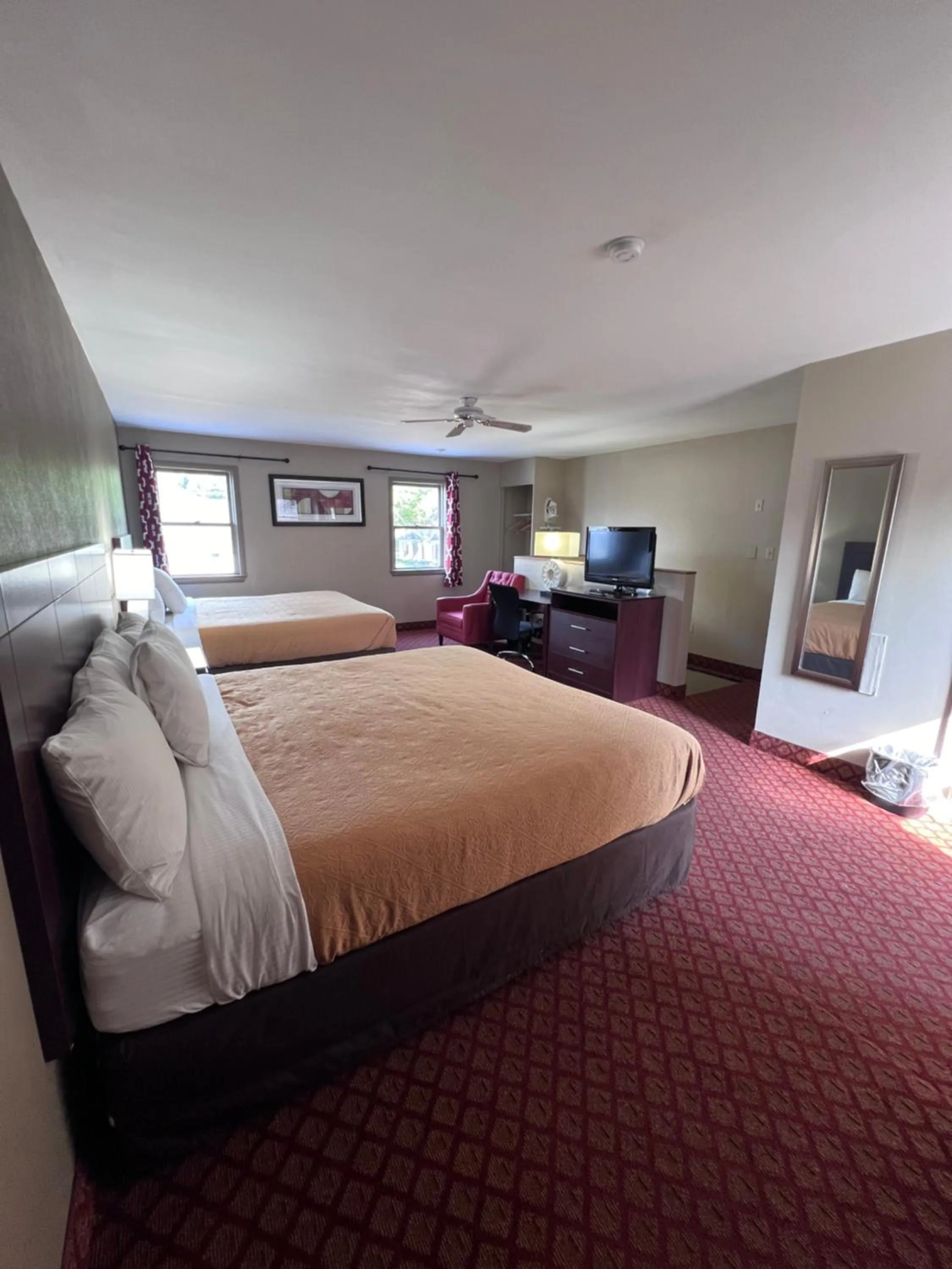 Bed in Rodeway Inn & Suites Hershey Chocolate Avenue