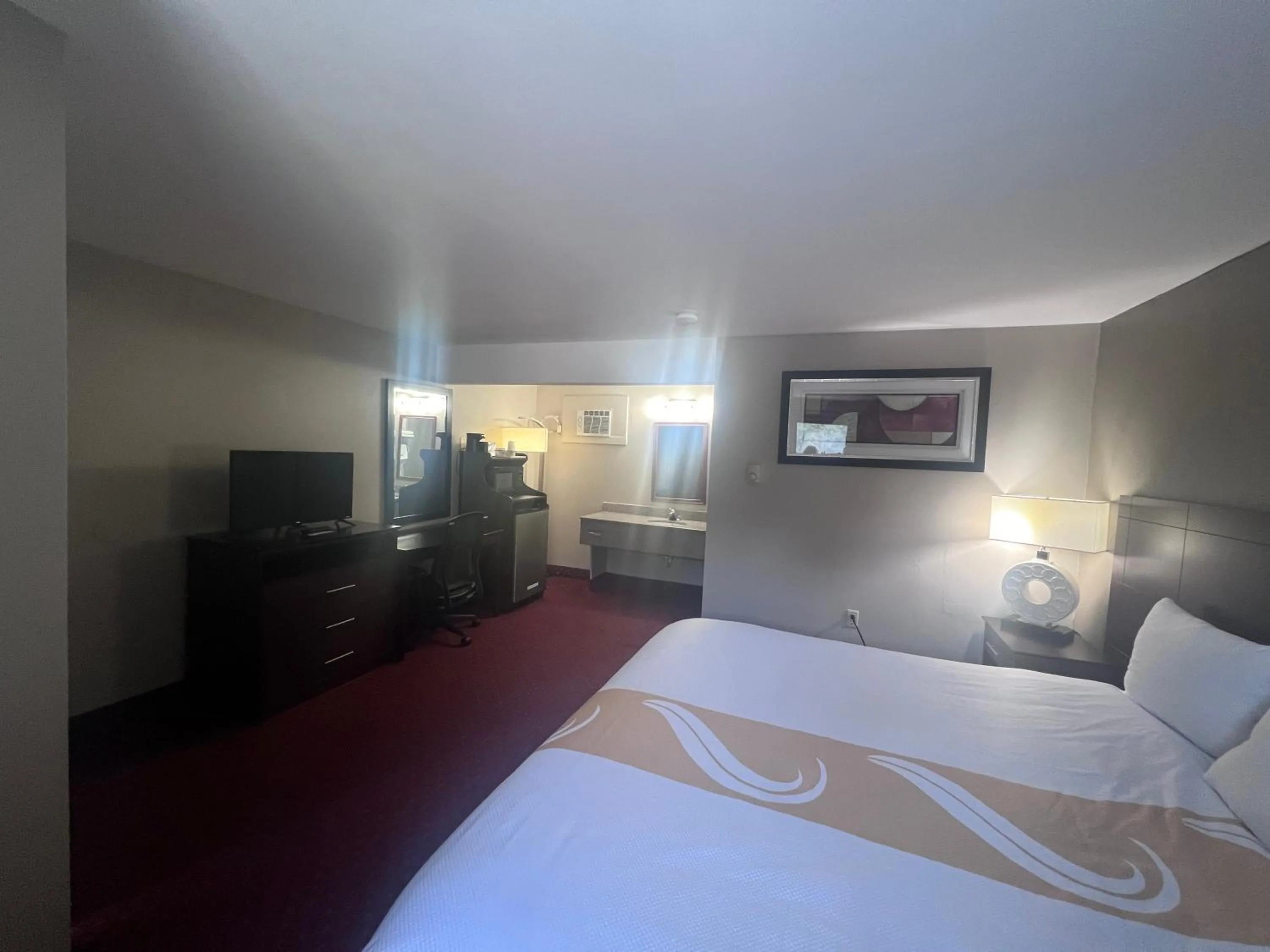 Bed in Rodeway Inn & Suites Hershey Chocolate Avenue