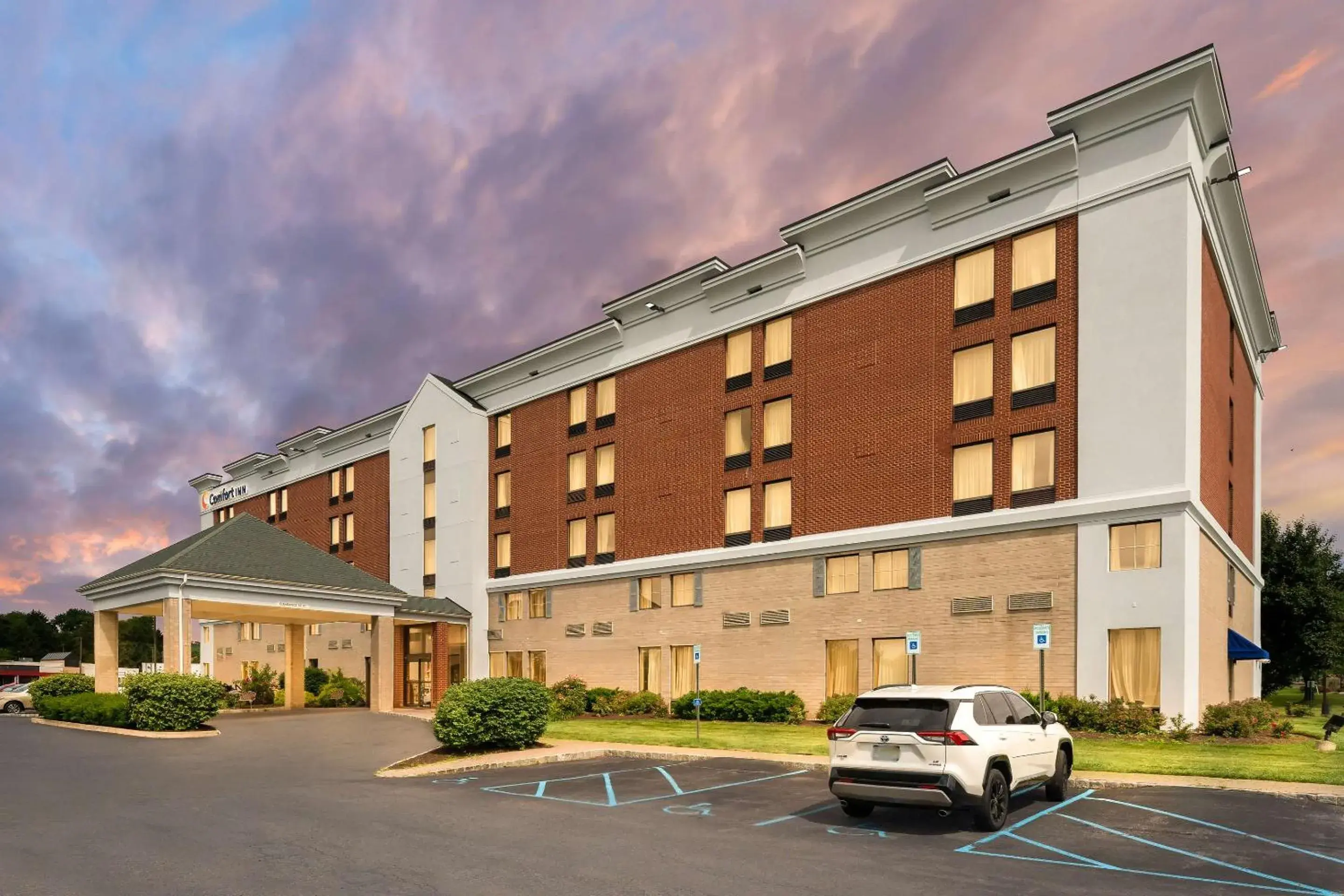 Property building in Comfort Inn Lehigh Valley West Property building in Comfort Inn Lehigh Valley West