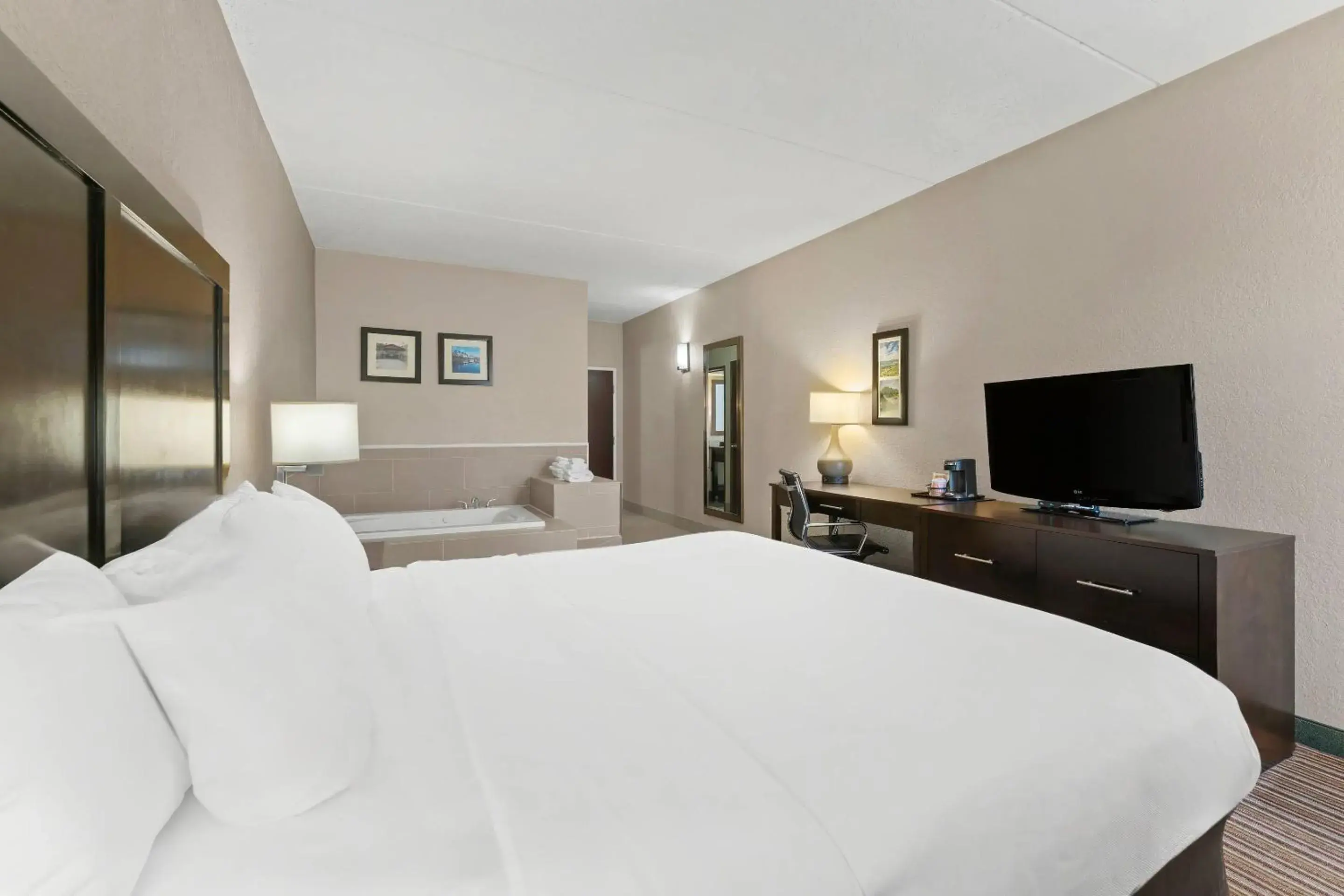 Bedroom, Bed in Comfort Inn Lehigh Valley West Bedroom, Bed in Comfort Inn Lehigh Valley West