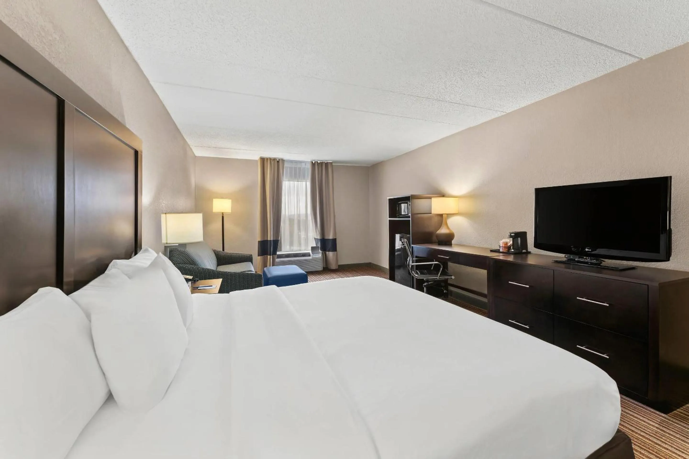 Bedroom, Bed in Comfort Inn Lehigh Valley West