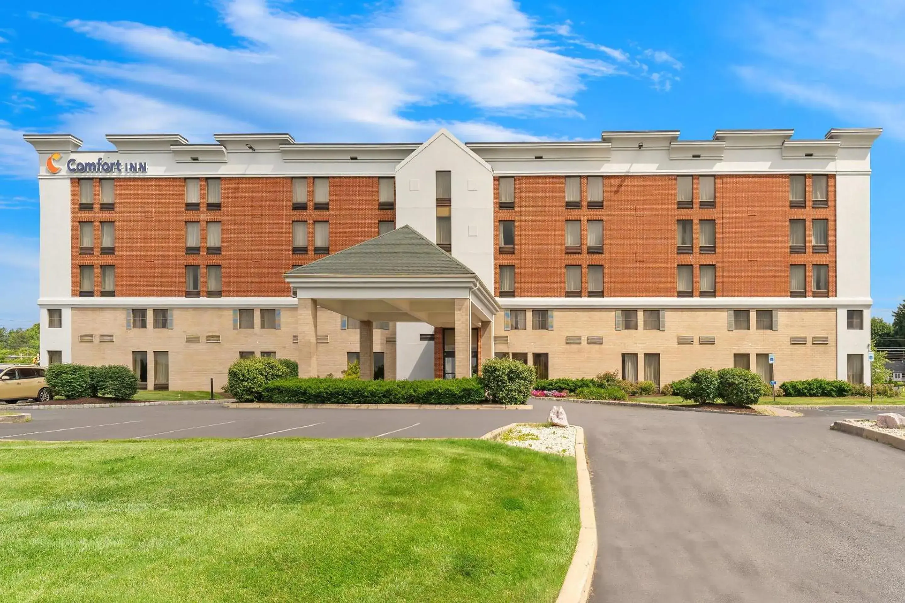 Property building in Comfort Inn Lehigh Valley West Property building in Comfort Inn Lehigh Valley West