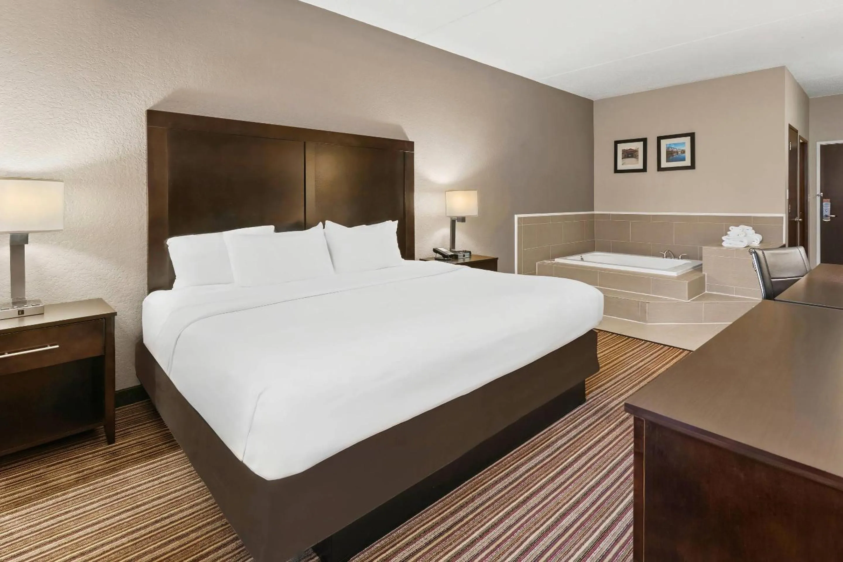 Bedroom, Bed in Comfort Inn Lehigh Valley West