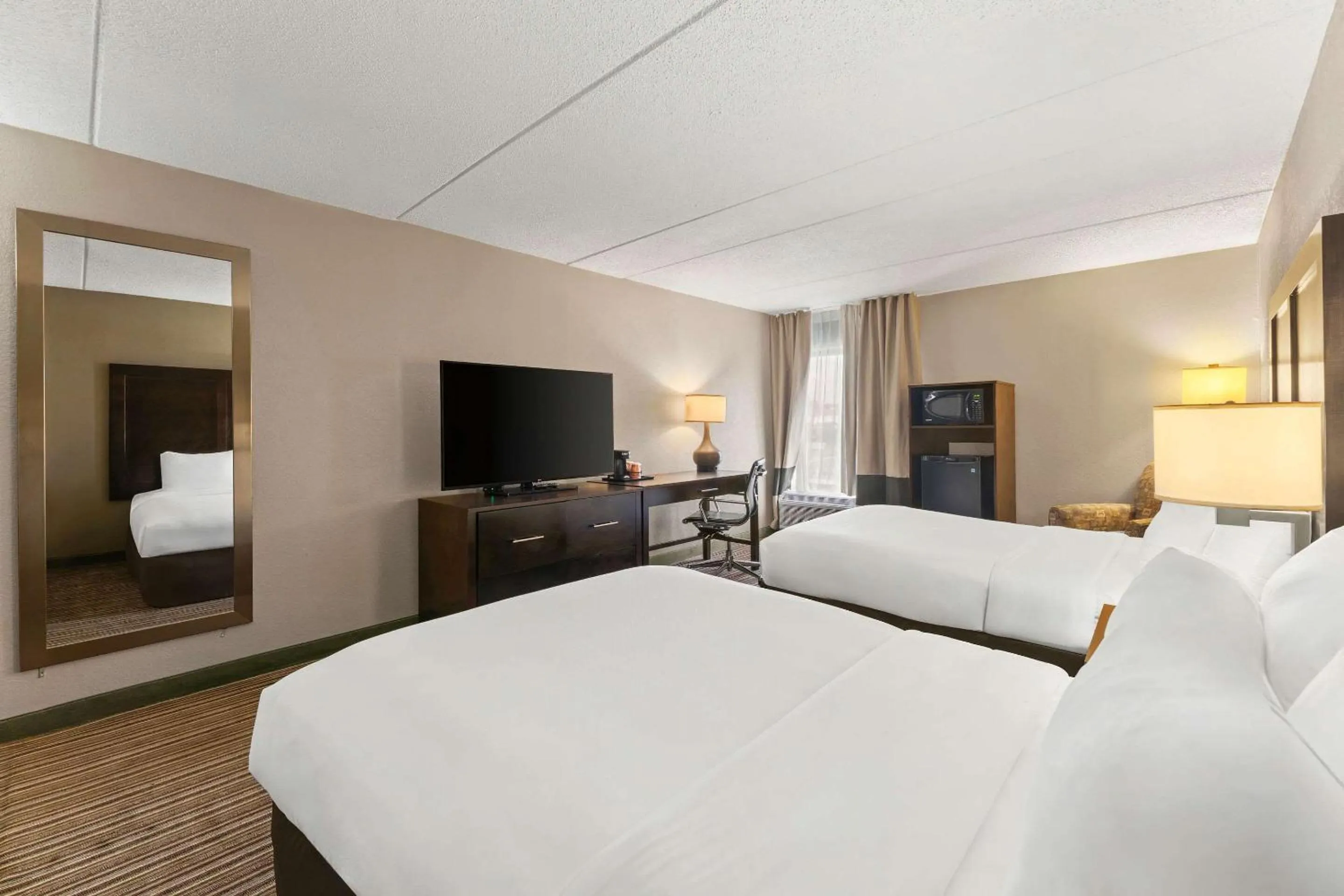 Bedroom, Bed in Comfort Inn Lehigh Valley West