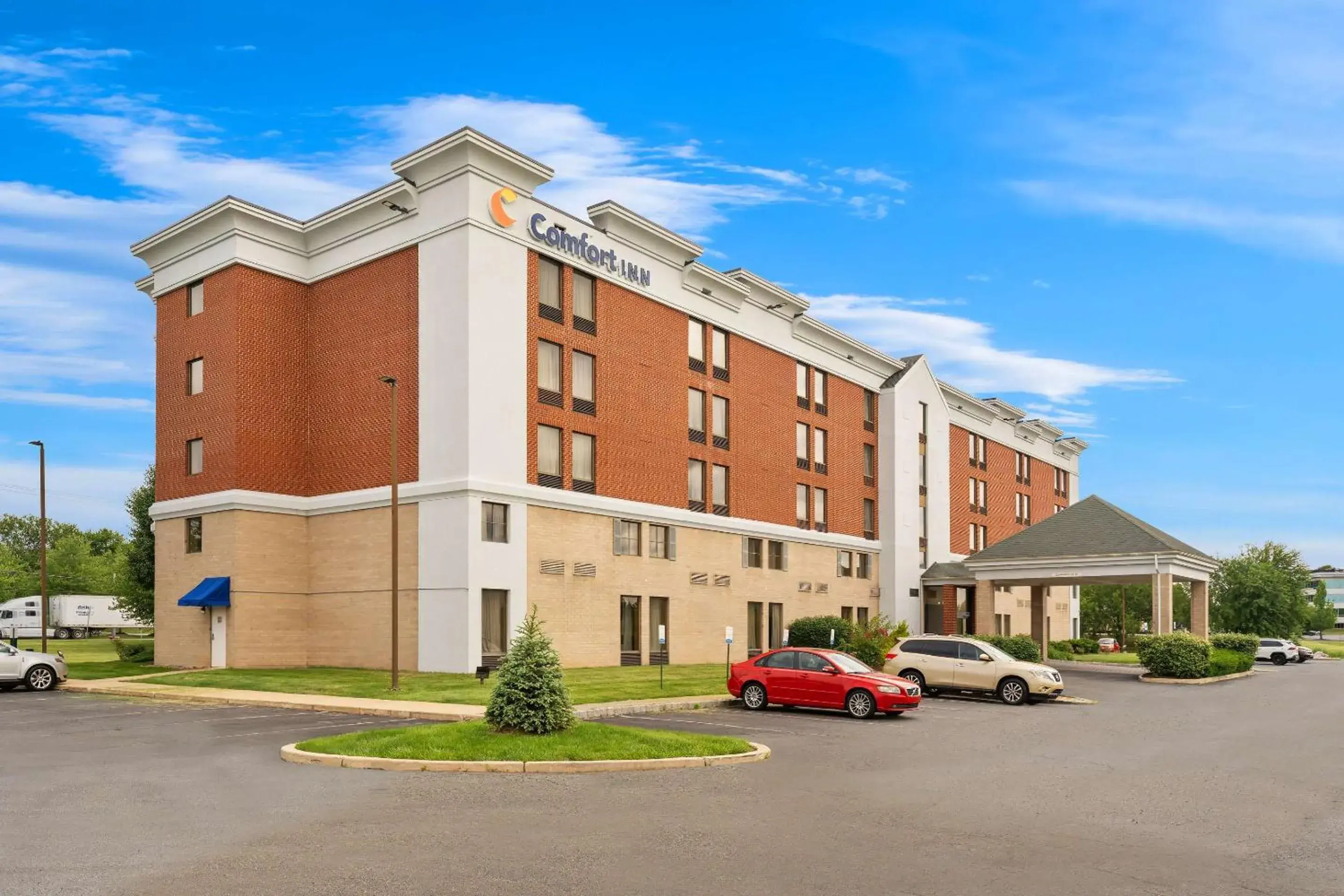 Property building in Comfort Inn Lehigh Valley West Property building in Comfort Inn Lehigh Valley West