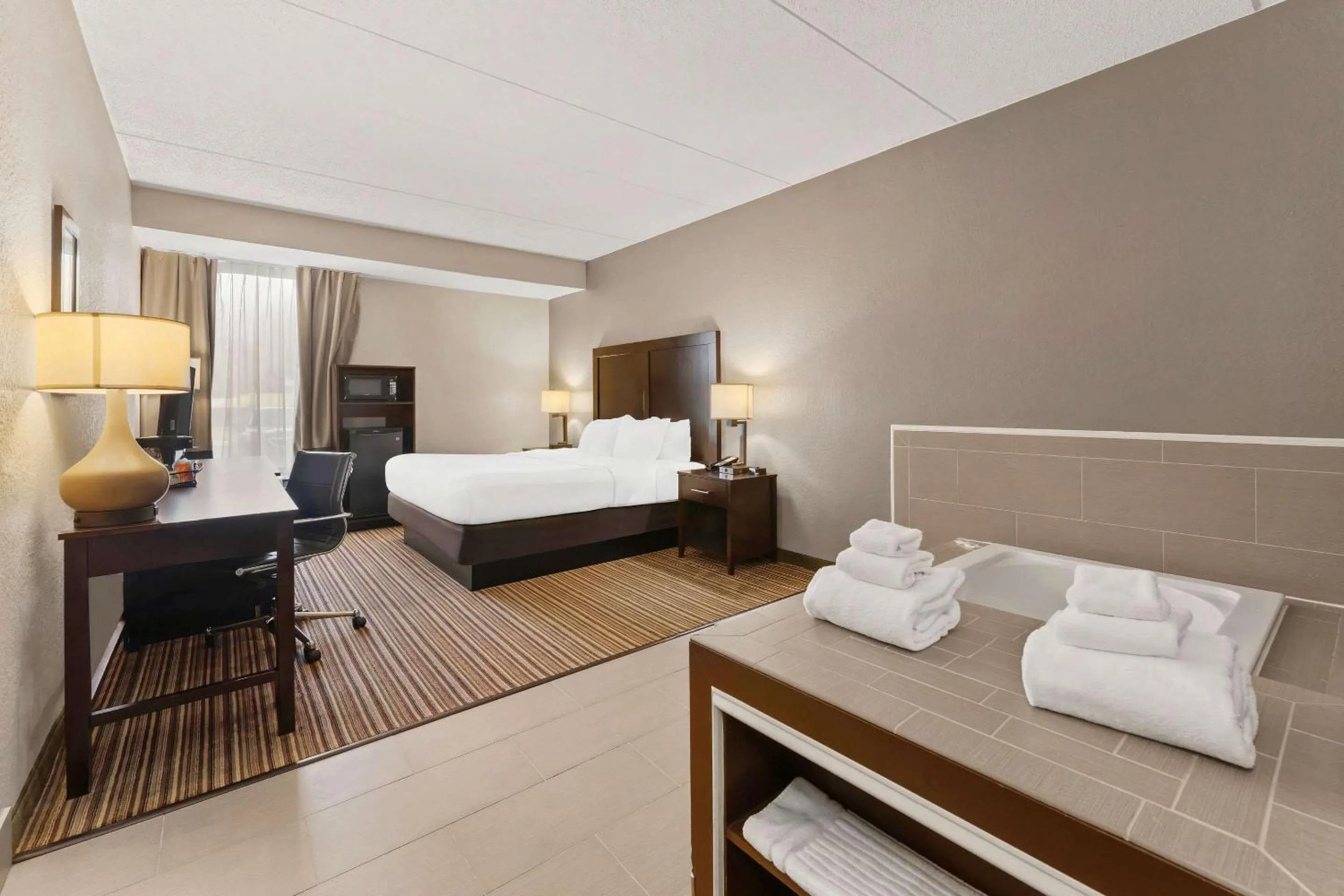 Bedroom, Bed in Comfort Inn Lehigh Valley West